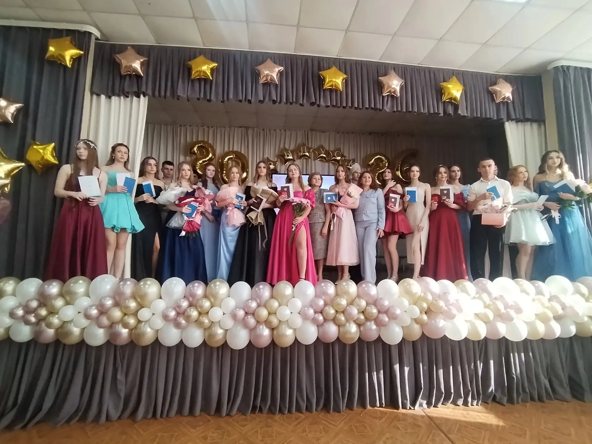 #ShporaNews⚡

🌟 Вчера в нашей школе прогремел главный праздник этого года — Выпускной вечер для 11-