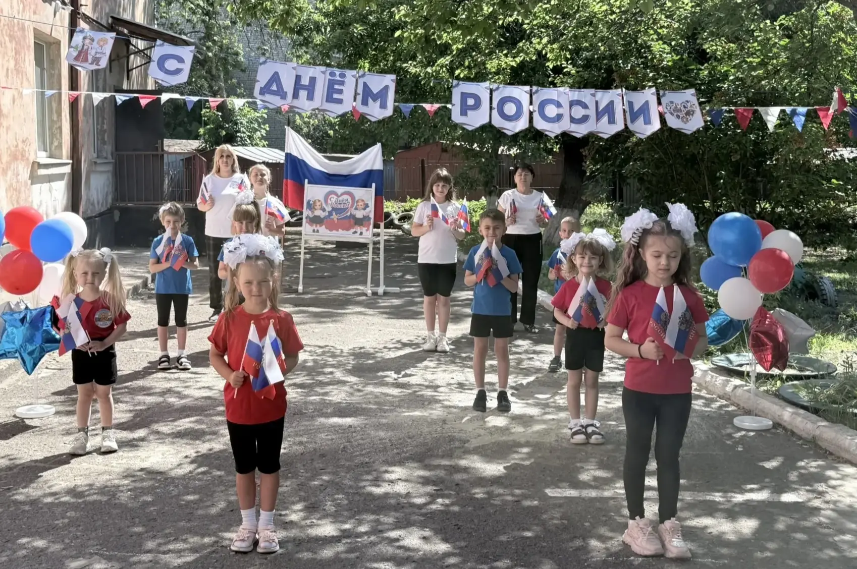 В детском саду прошел флешмоб под девизом - "Мы все твои дети, Россия!" посвященный Дню России🇷🇺.Д