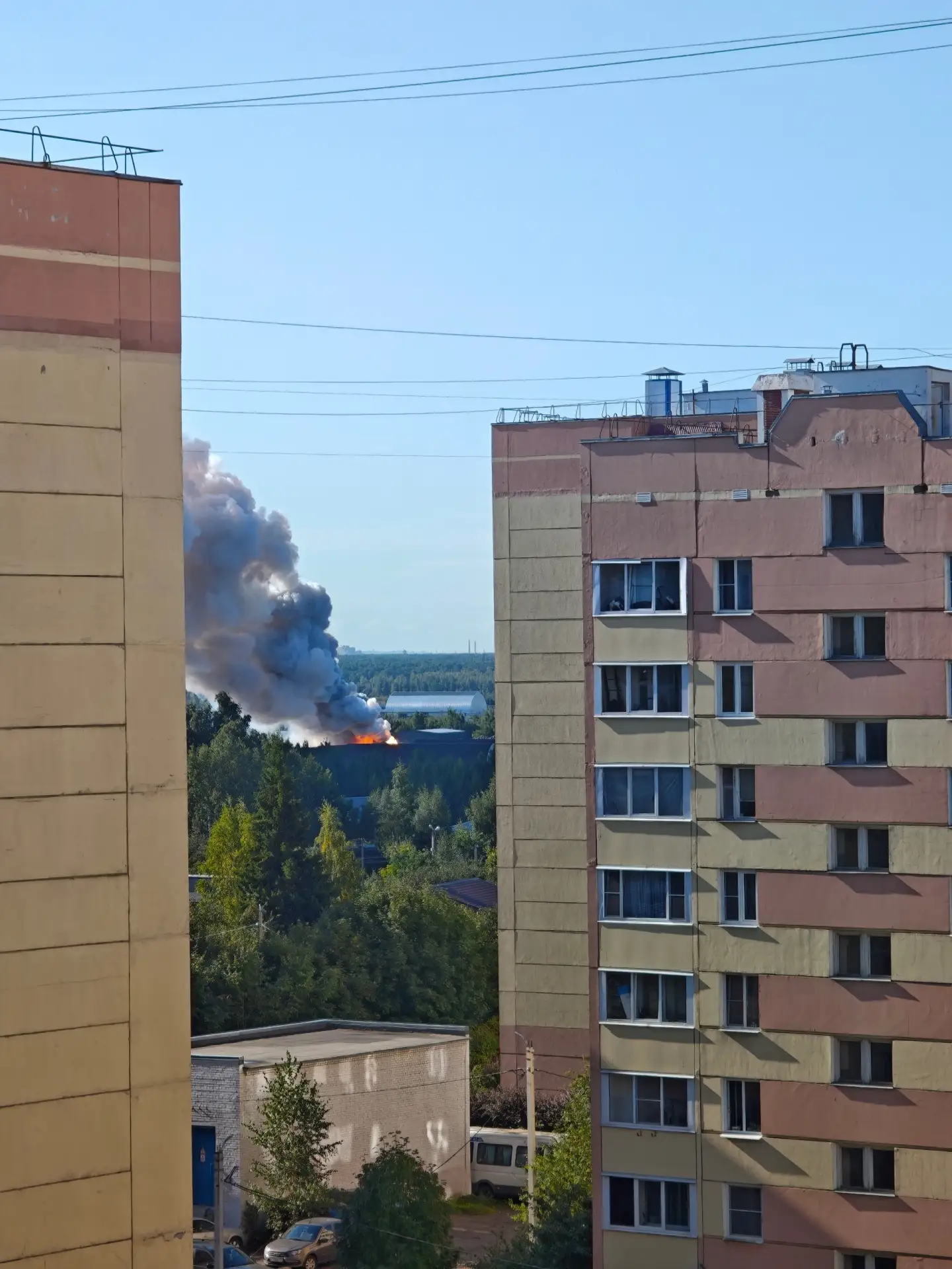 В Колтушах сильный пожар. Несколько минут назад был слышен громкий хлопок, после чего п...