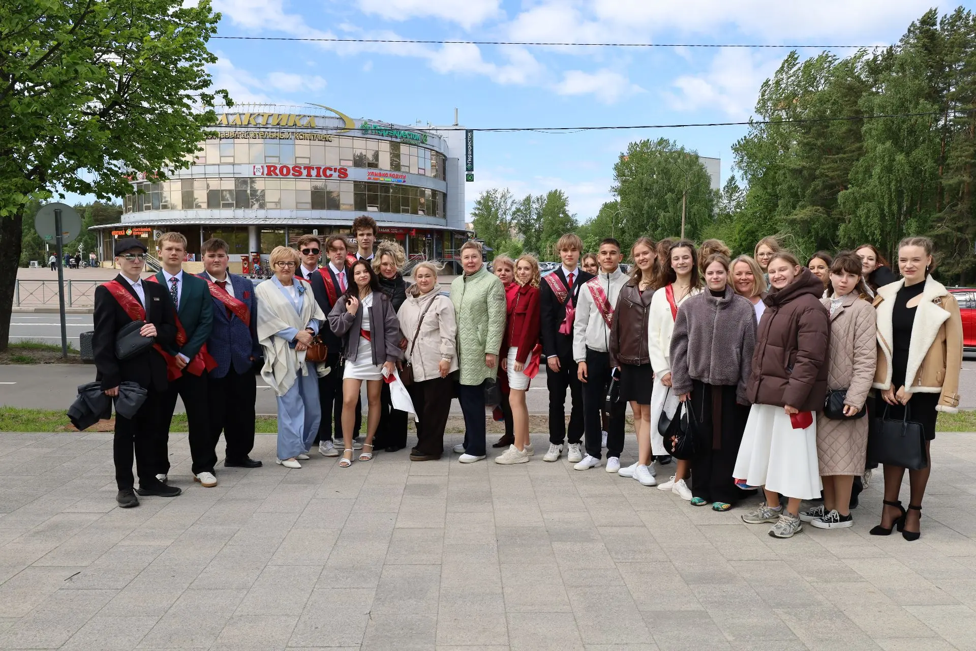 🔥 Девятиклассники и одиннадцатиклассники «СОШ №6» приняли участие в Городском празднике выпускников
