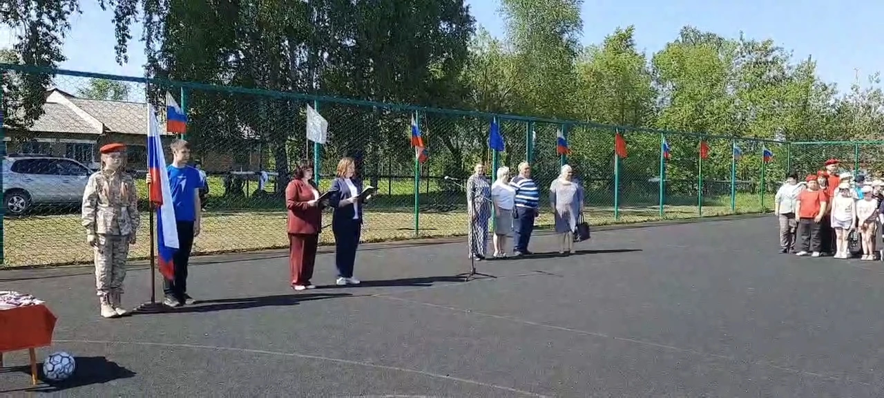 🤝 О том, что взаимовыручка — это когда объединяются усилия ради важного дела

🇷🇺 Футбол ради памя
