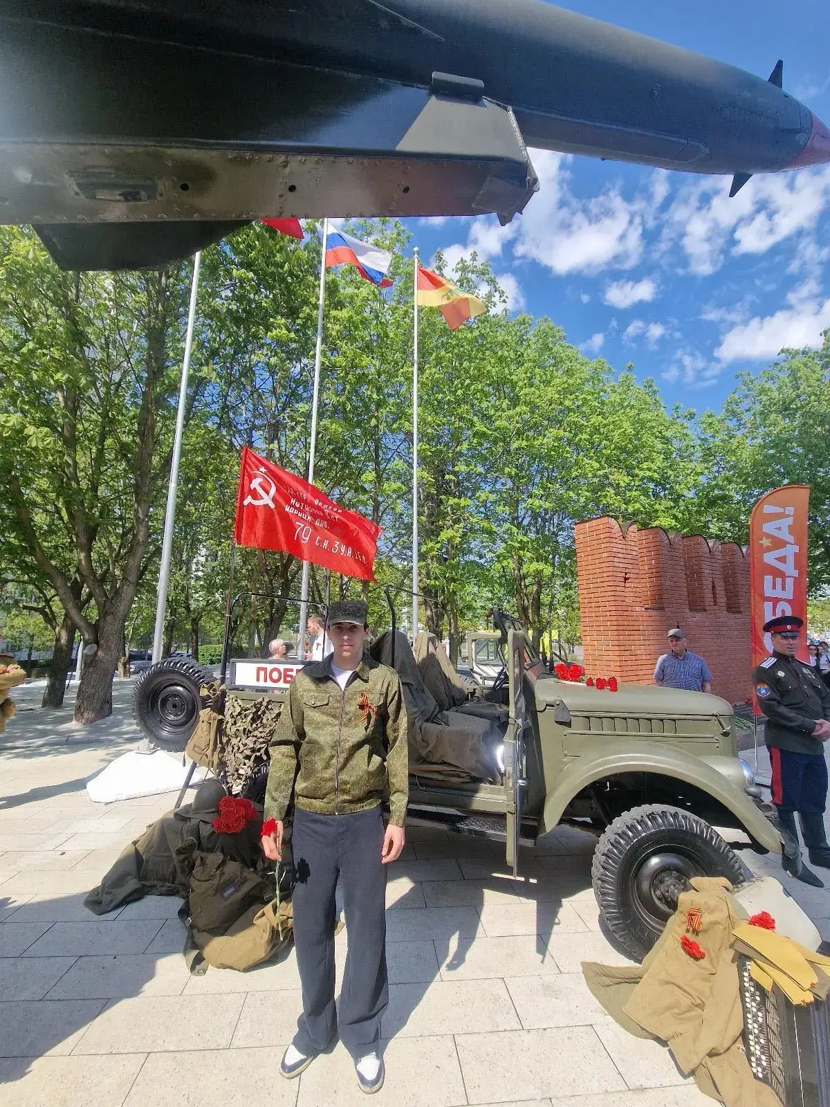 «Возложите цветы на могилу солдата, Он за нас воевал под Москвой когда-то. Возложите цветы и колено 