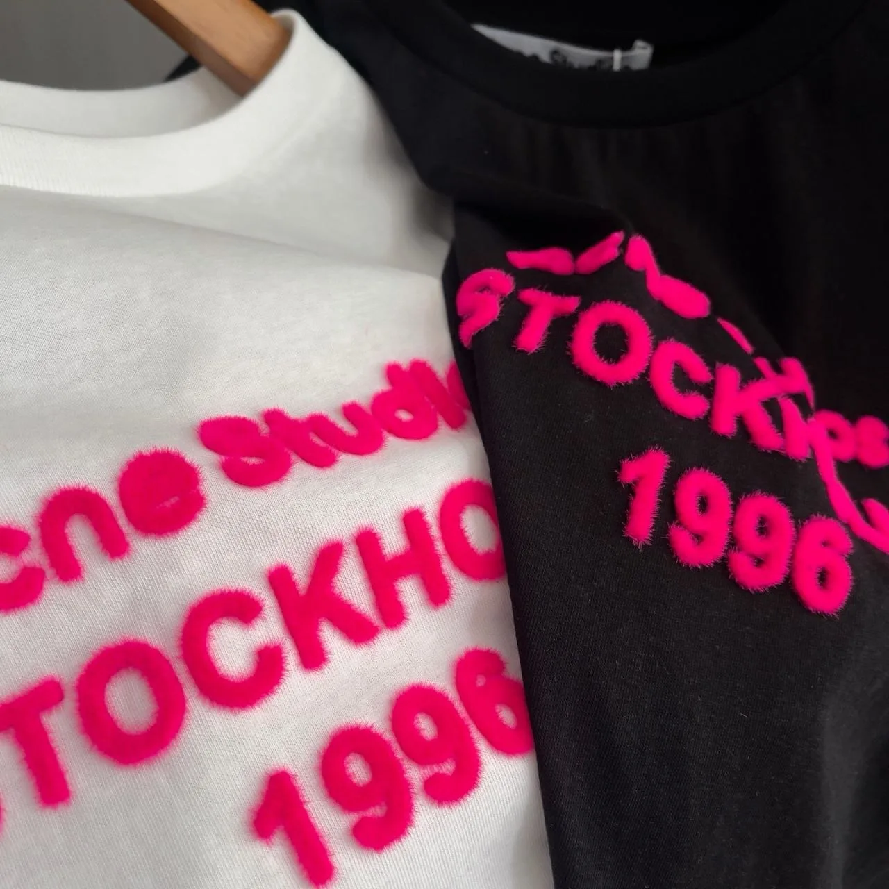 Я обожаю конец июля-август за то, что появляются осенние брендовые новинки на фабриках. 
Это единств