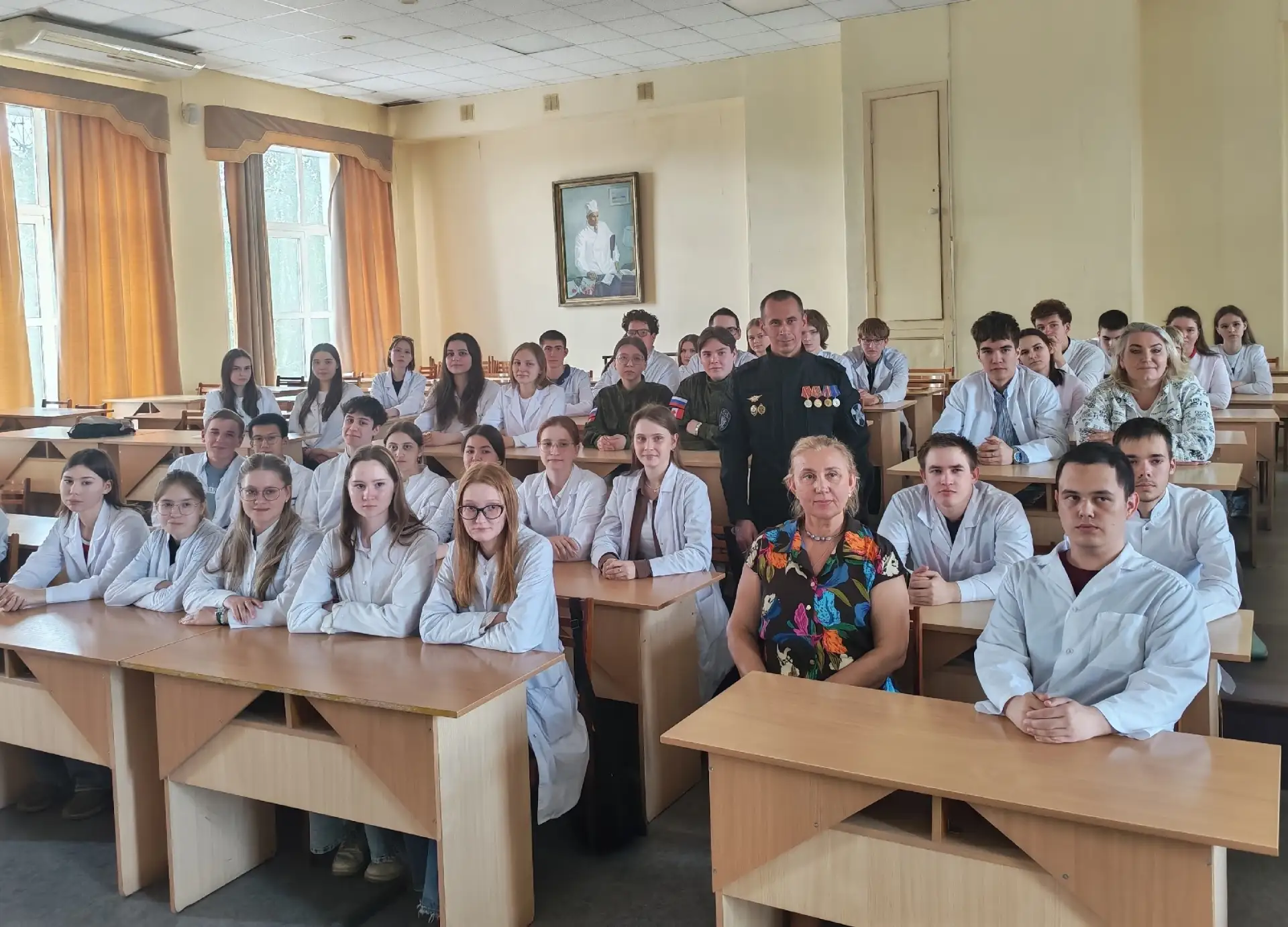 🌟 Вчера с первокурсниками лечебного факультета встречался ветеран СВО.
Павел Вячеславович Комаров, 