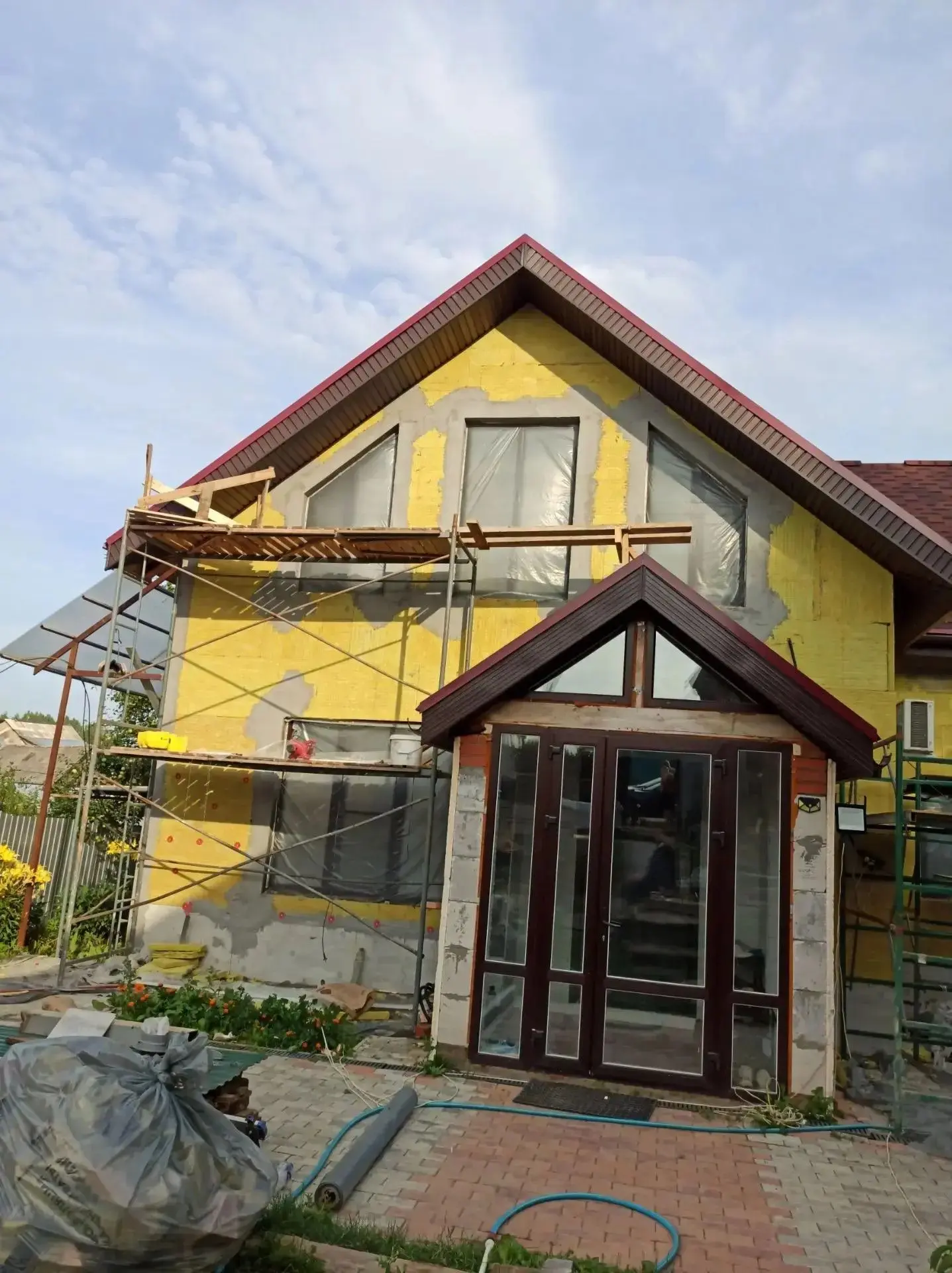 🏡 Дом утеплили минеральной ватой, а сверху смонтировали АМК кирпич микс 200. И фасад с...