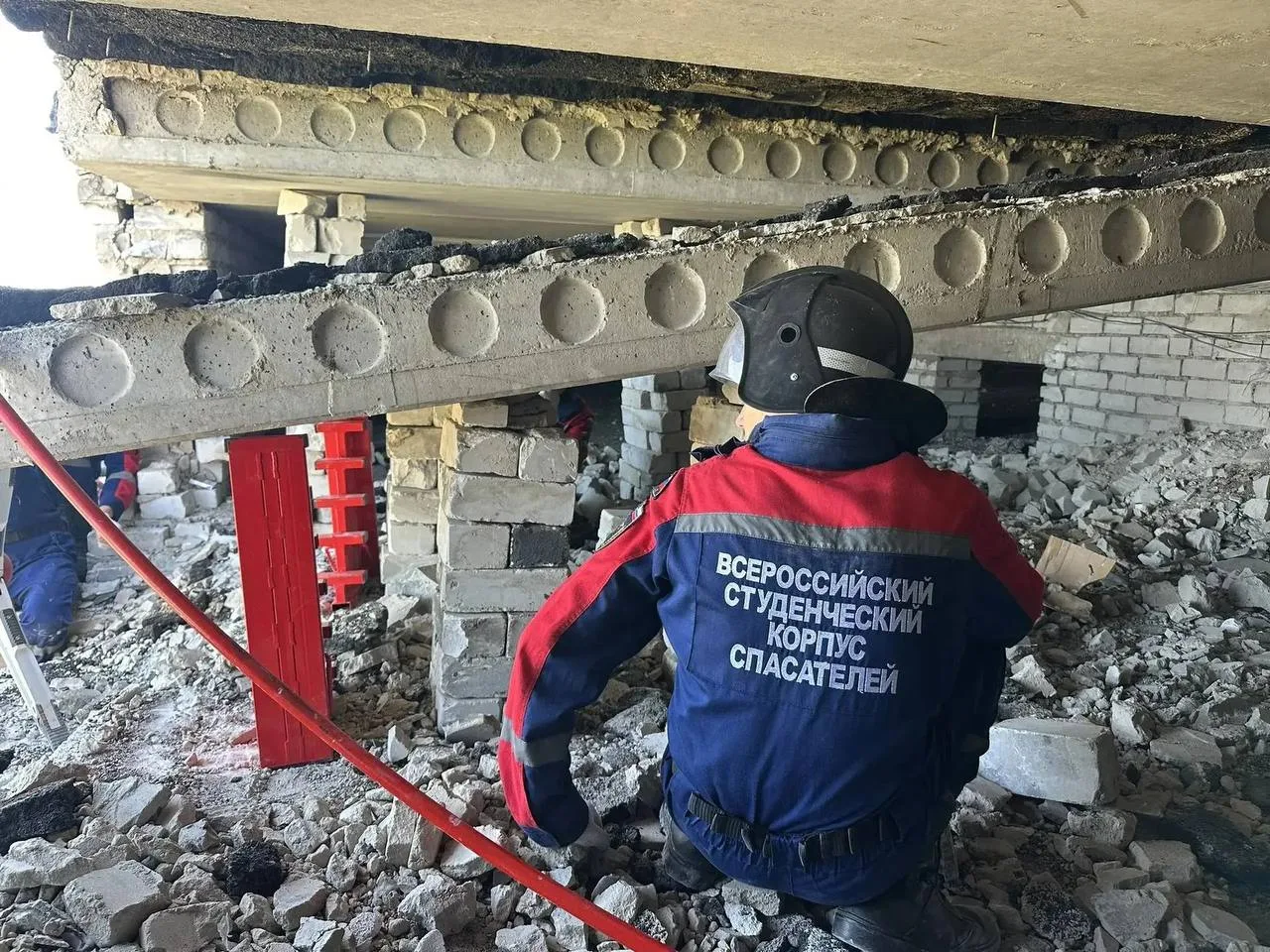 🧹 В Бердянске добровольцы ВСКС помогают жильцам дома на улице Баха