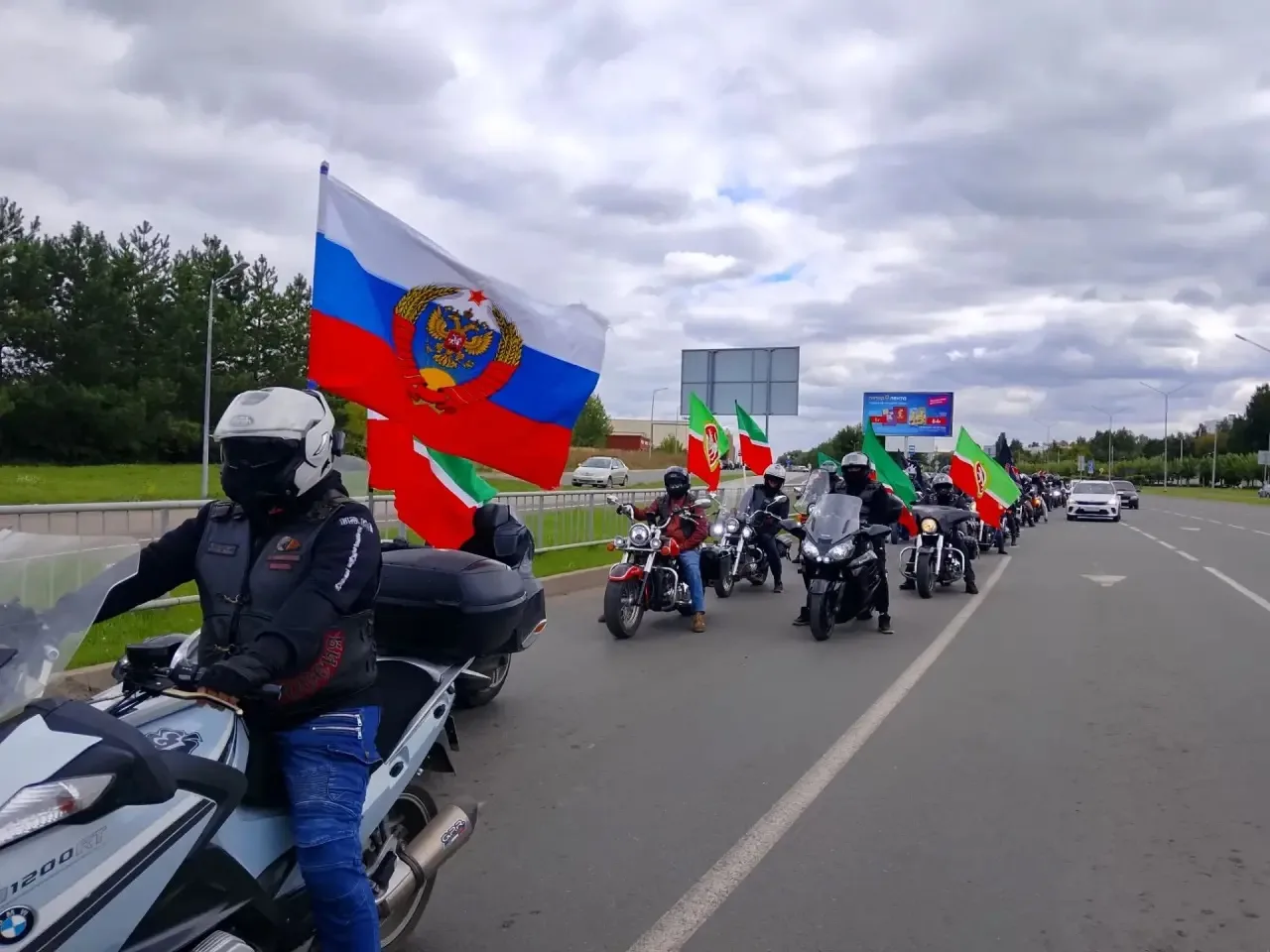 В городе прошёл патриотический флешмоб «Мой Татарстан, ты лучше всех!», который подарил...