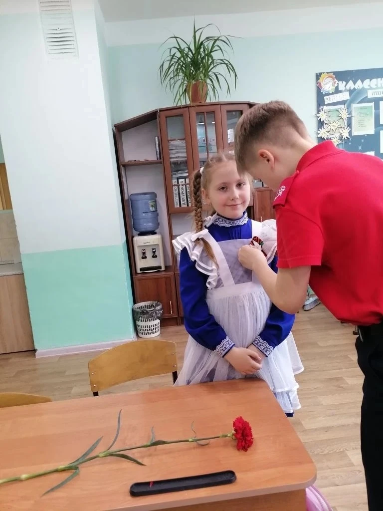«Нам жить и помнить»  ✅В преддверии дня Великой Победы для обучающихся 1В класса прошёл урок памяти 