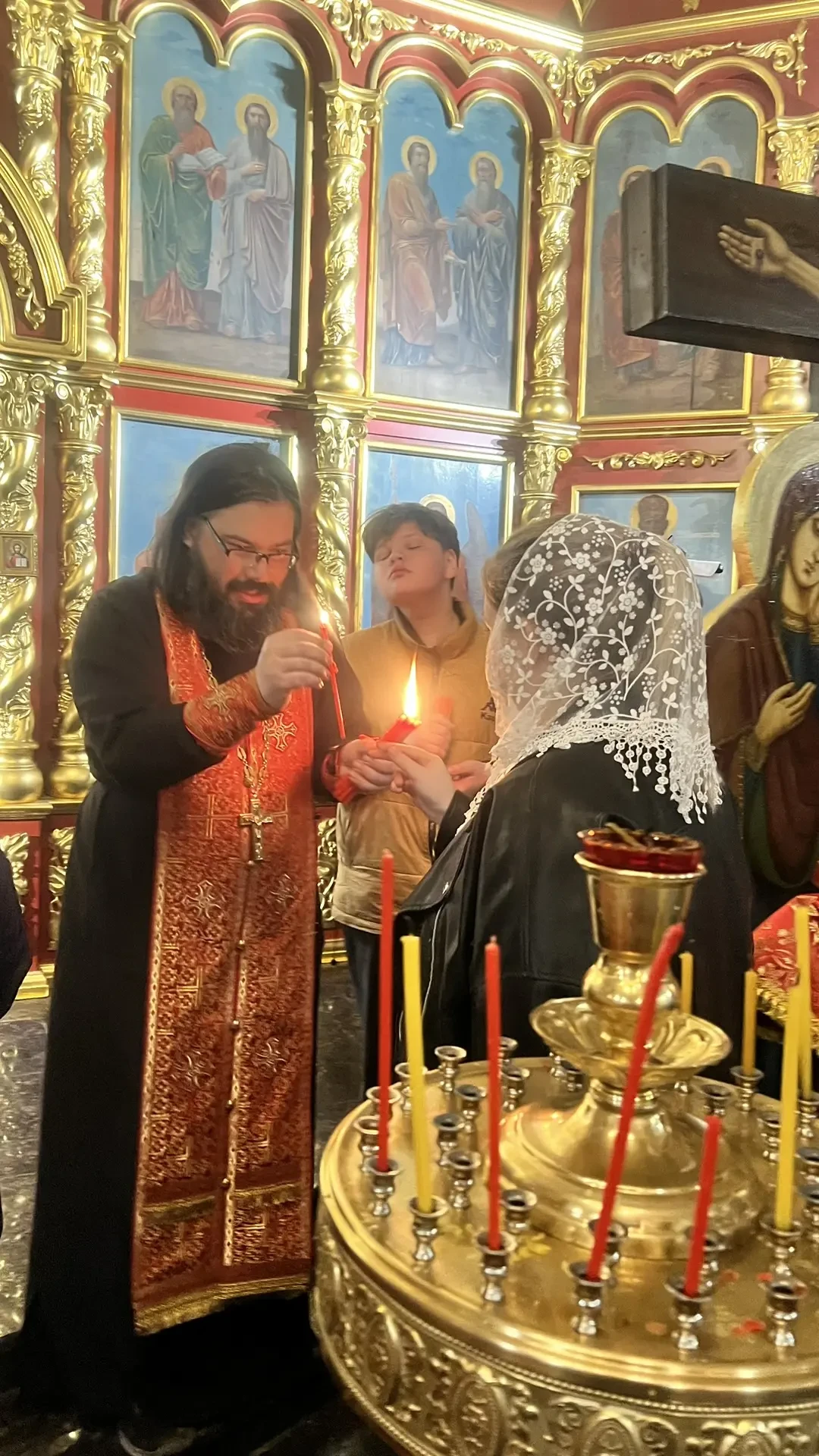 Ученики Воскресной школы доставили Благодатный огонь в храм преподобной Ксении Римлянын...