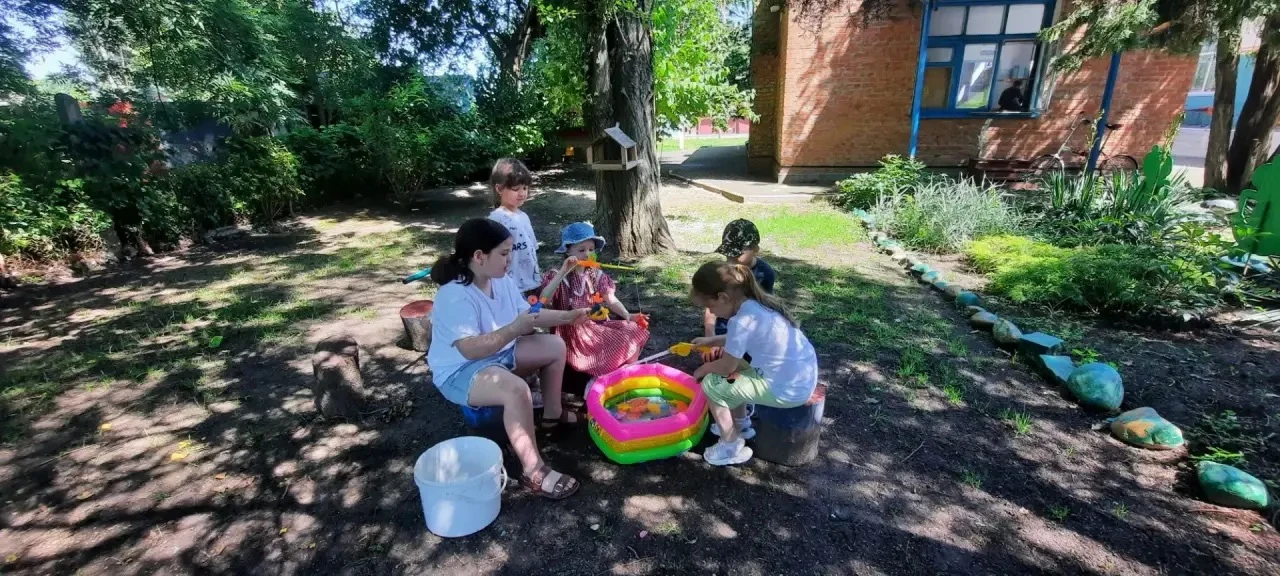 Как же здорово летом играть с ребятами на участке! ☀️ Свежий воздух, смех, беготня — дети заряжаются