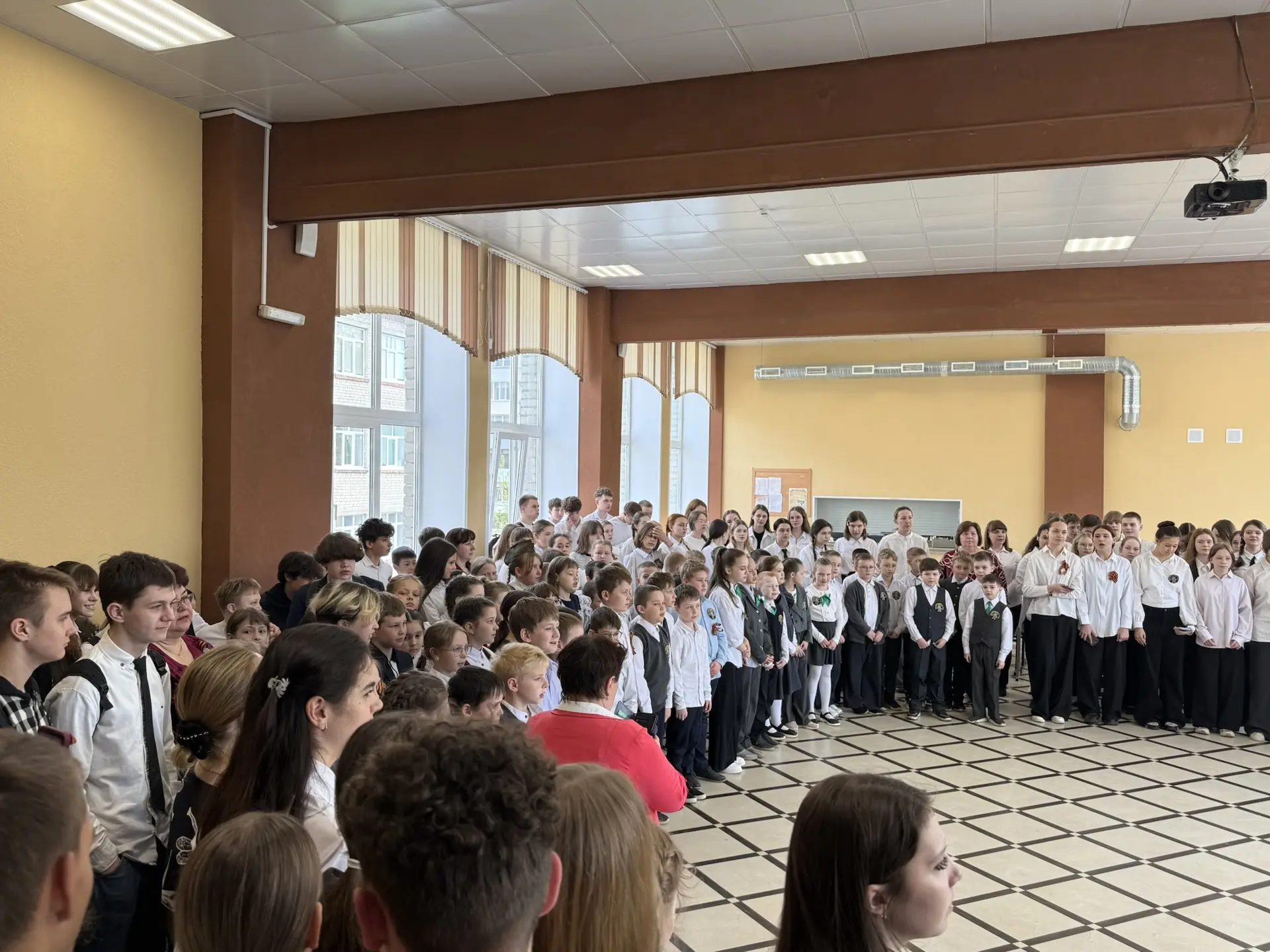 Сегодня, 8 мая, вся школа дружно исполнила главную песню Победы – «День Победы»! 🎤🌟🕊️  Это было очен