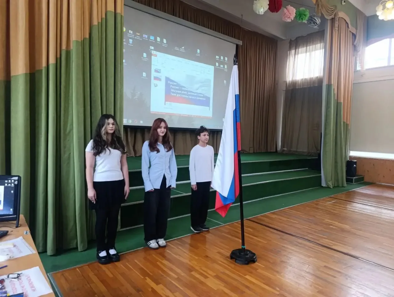 🇷🇺 Добрая и важная традиция - это поднятие флага России
