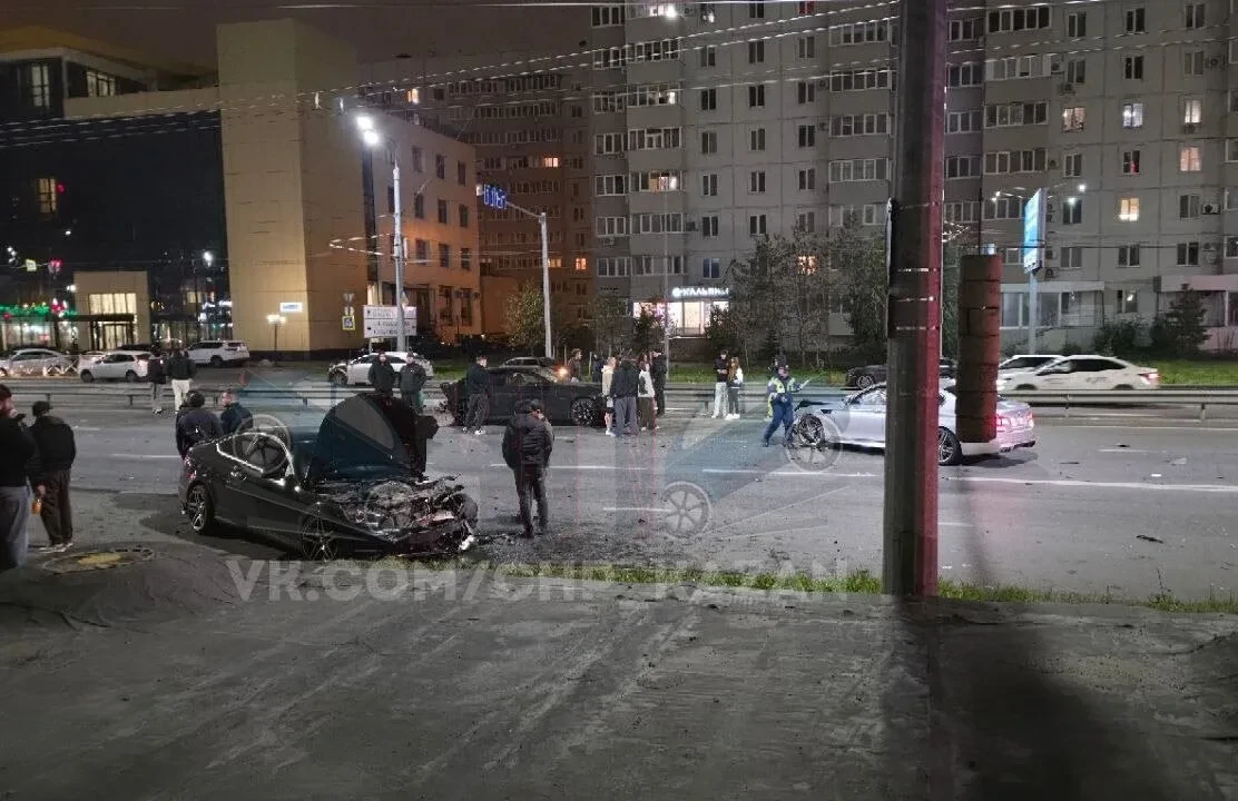 ❗️Две БМВ и Мерседес столкнулись на Чистопольской
