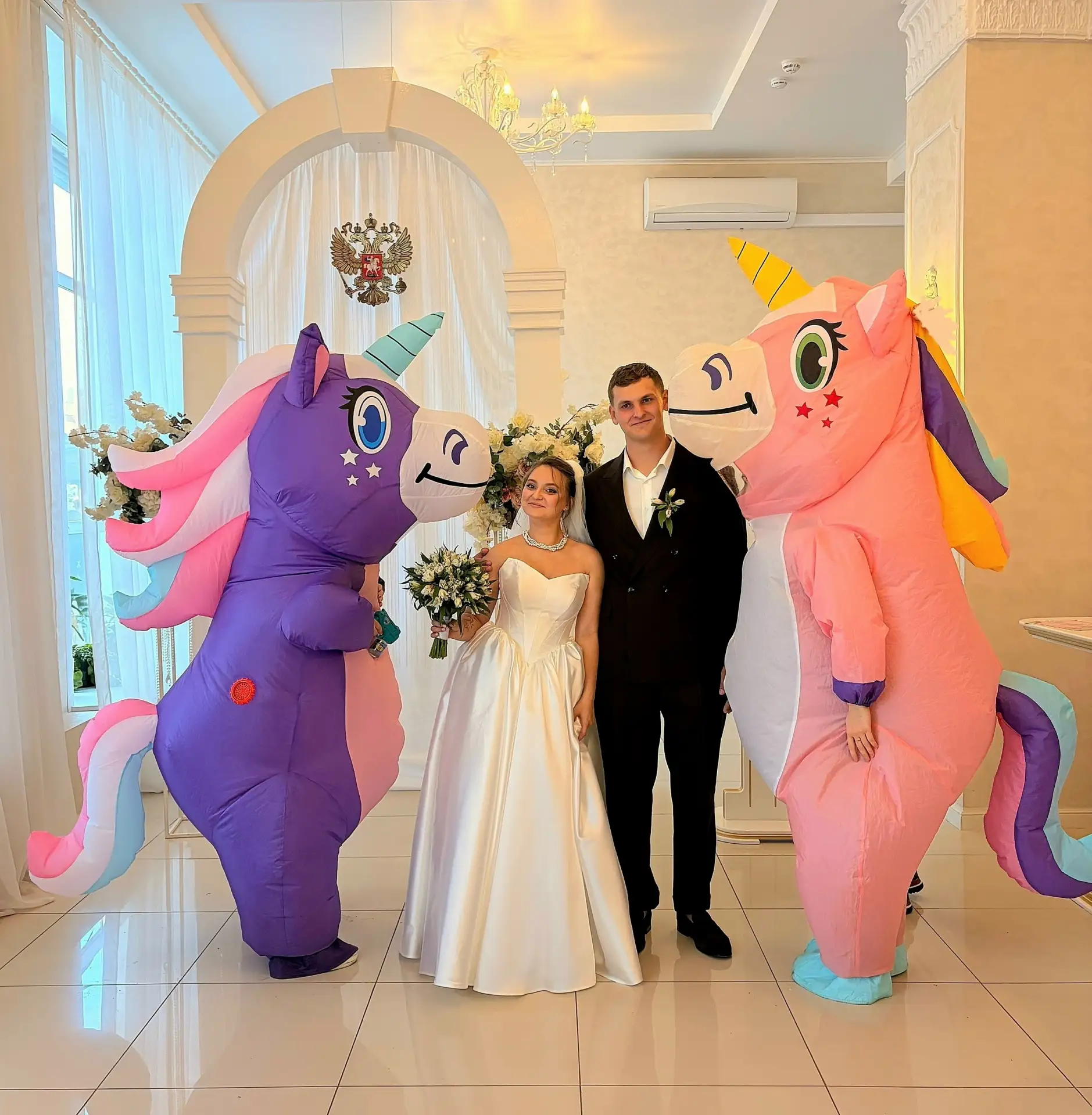 🦄 На свадьбе в Перми родные невесты появились в костюмах единорогов
