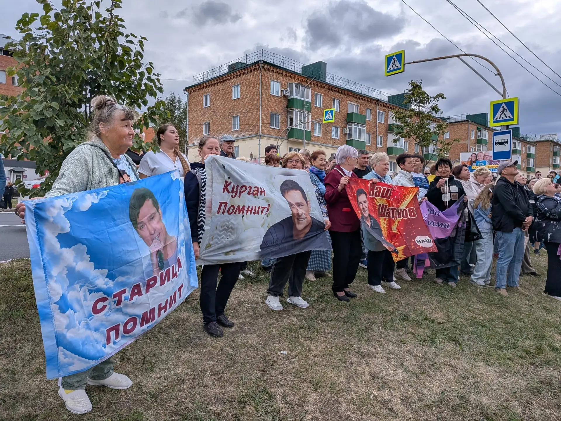 Сегодня в Кумертау торжественно открыли мурал, посвященный легендарному Юре Шатунову. Т...