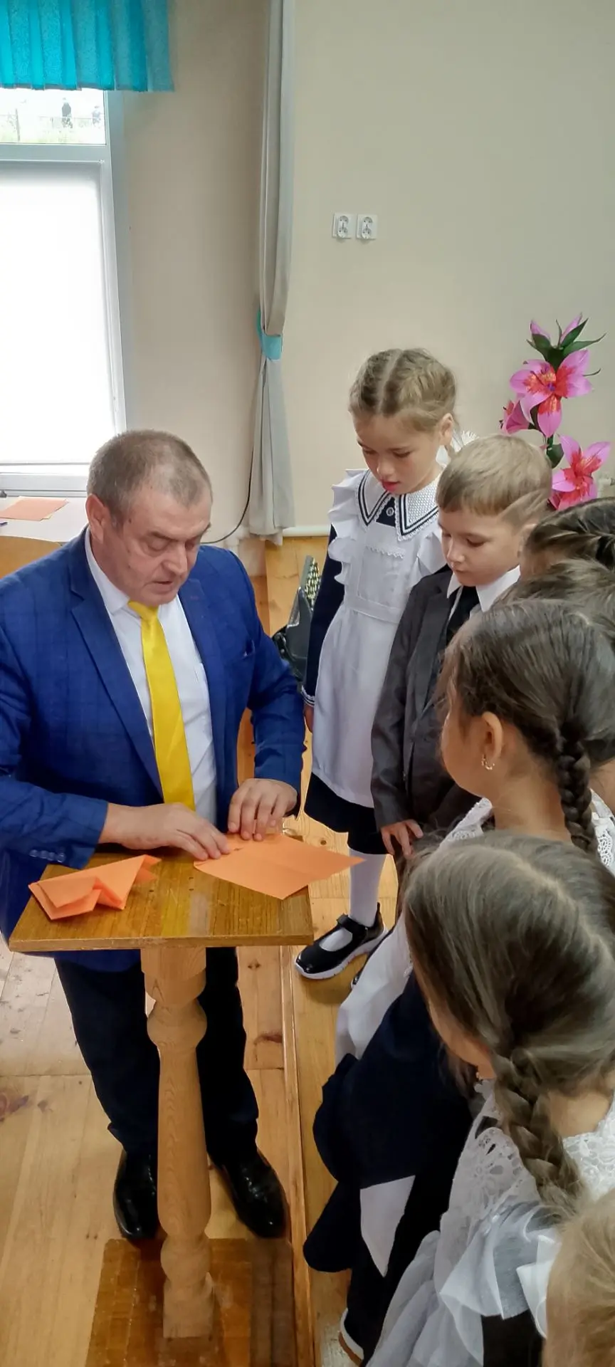 Советник директора Садыков Рафис Фаязович и учащиеся 11 классов участвуют в акции "Само...