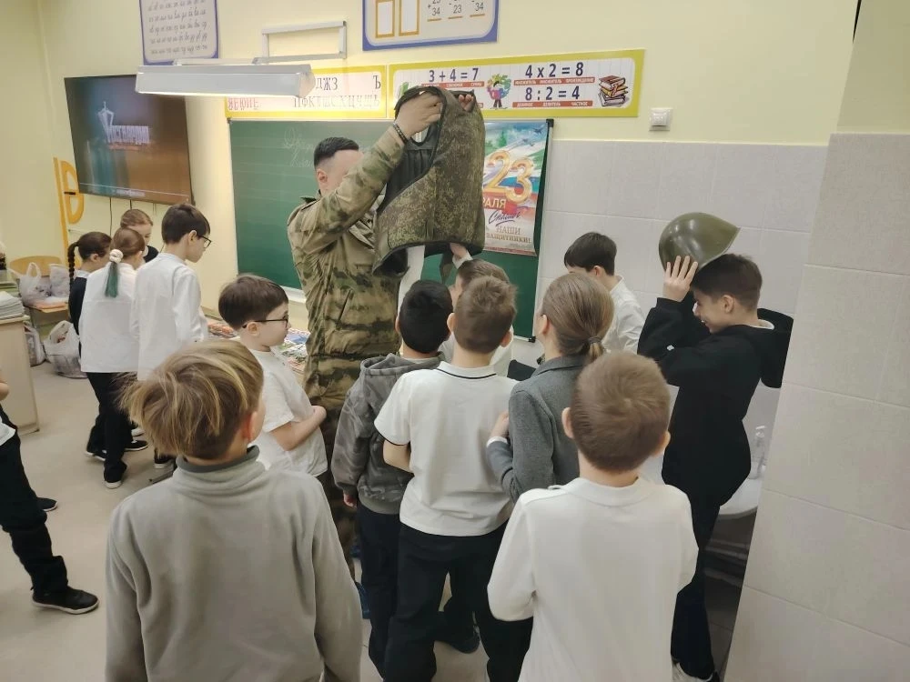 🎖️Урок мужества и силы духа 🎖️  В 3 «Б» классе прошла уникальная и важная встреча. К ребятам в гости