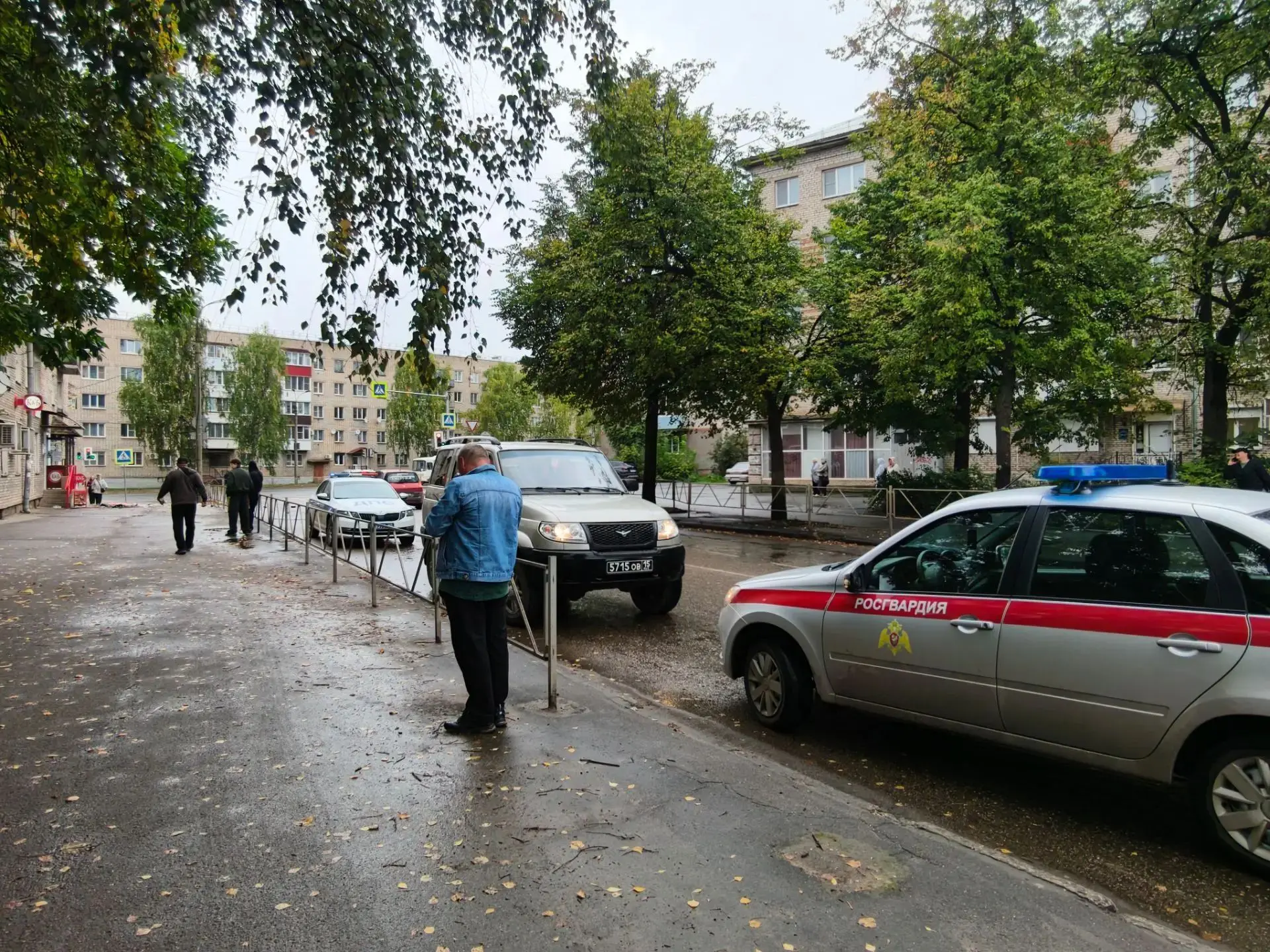 Нешуточная ситуация сегодня разыгралась в доме 43/10 Зверева. Агрессивно настроенная жи...