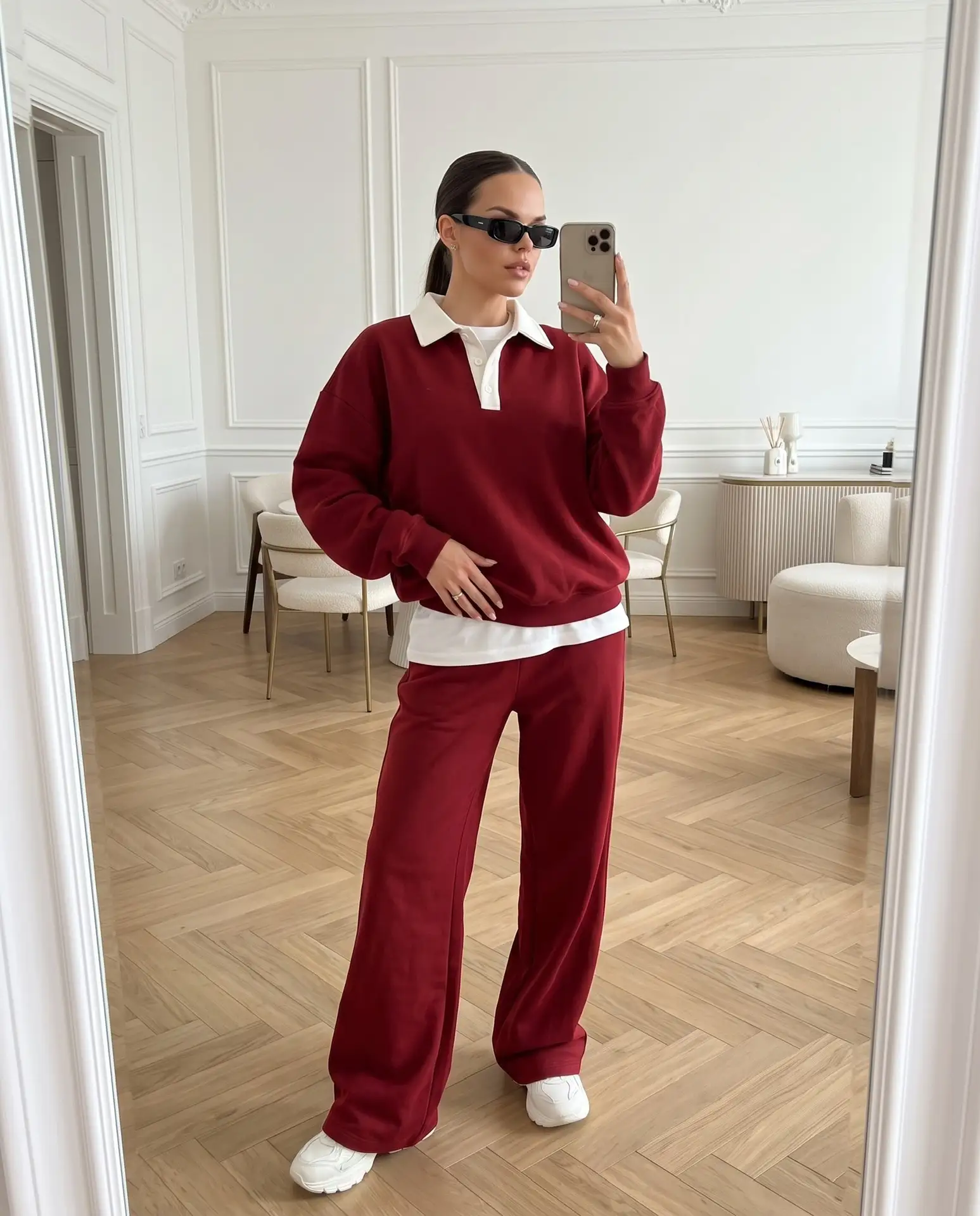 Фотореалистичное зеркальное fashion-селфи девушки в элегантном светлом интерьере кварти...