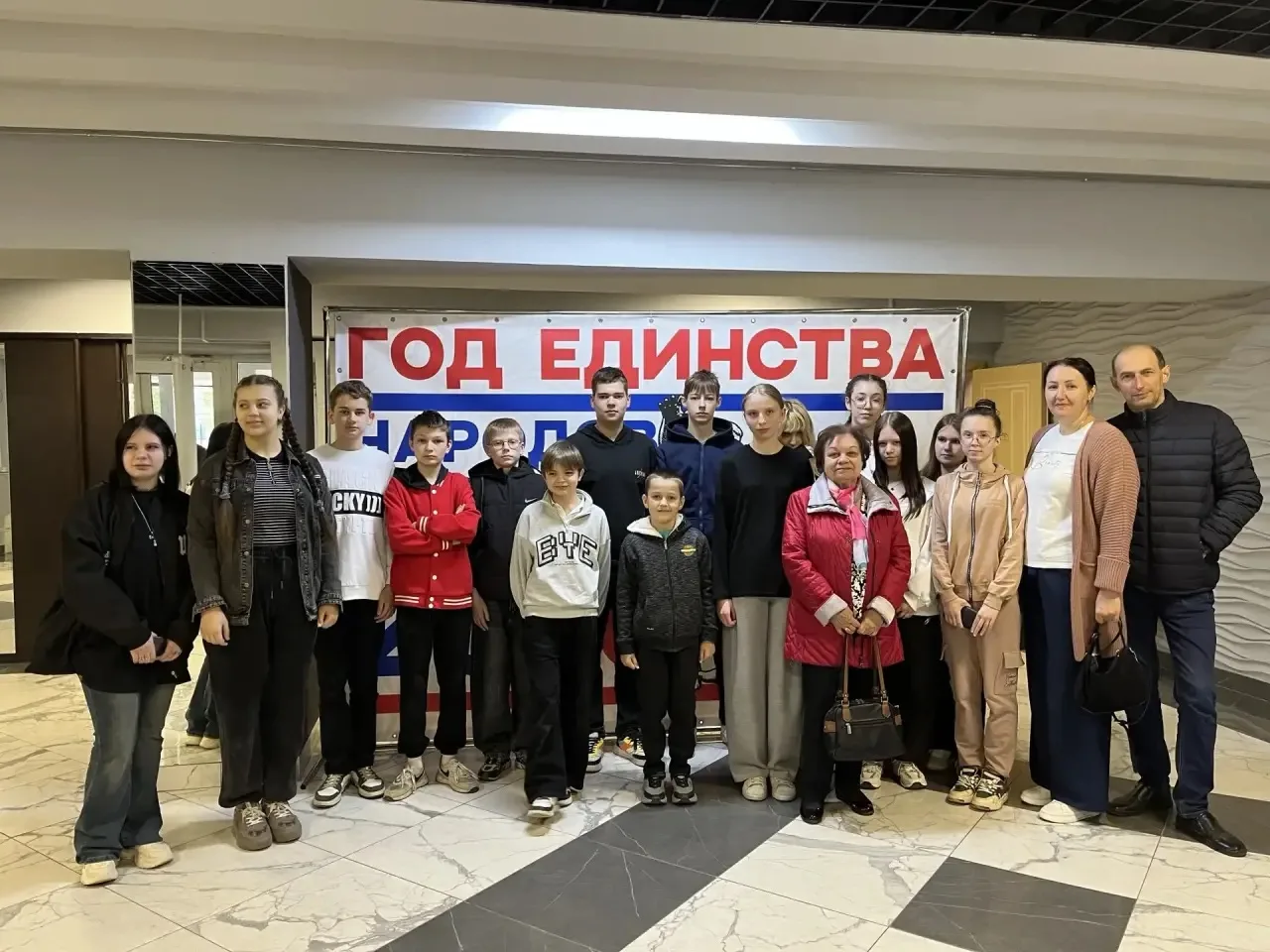 Ученики 8 «Б» и 6 «Б» классов посетили спектакль «Туман». Это трогательная история о су...