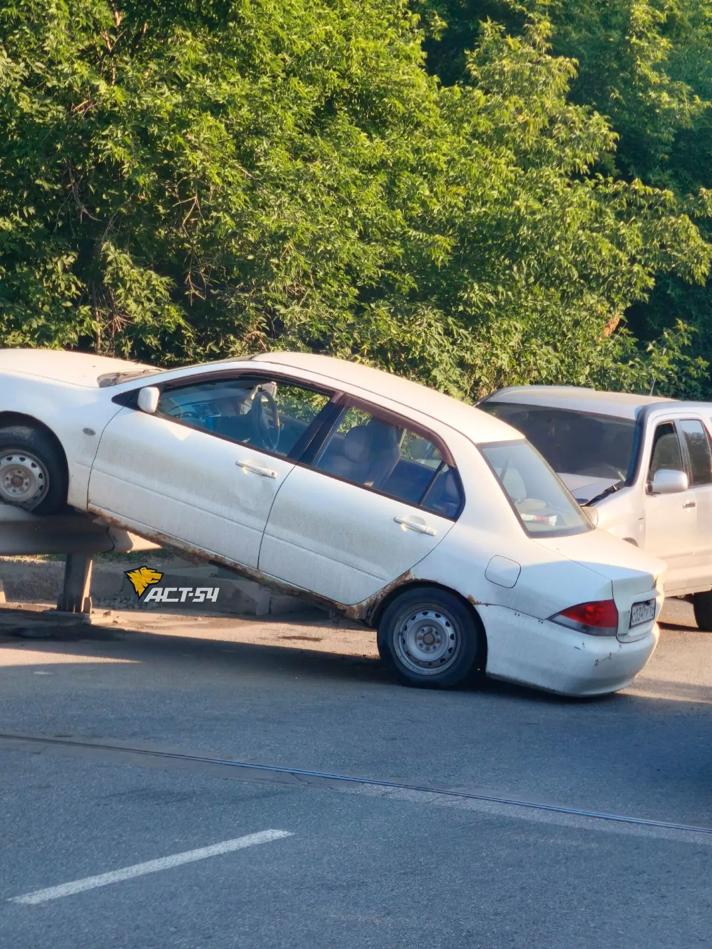 Седан Mitsubishi Lancer на Винаповском мосту залетел на отбойник.