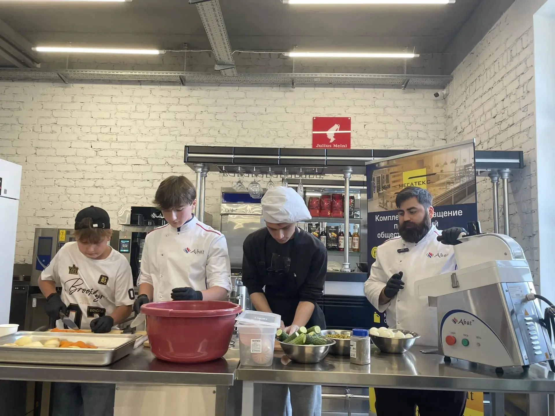 🥗Наши студенты освоили приготовление салата «Оливье» для 300 человек!