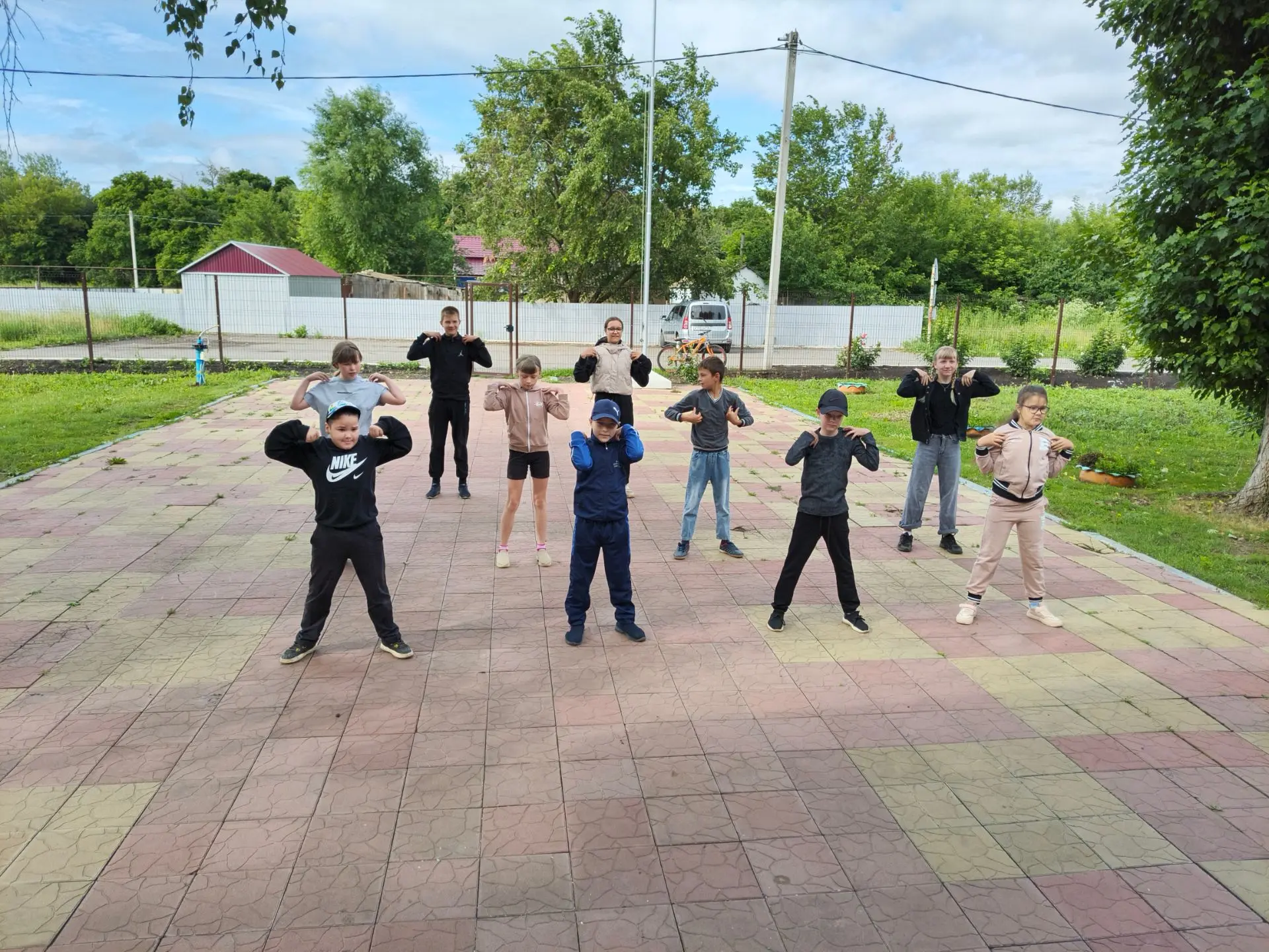 Сегодня в нашем лагере — день на ура! 🚀

🌄 Утро в нашем лагере "Солнышко", как и положено, началос