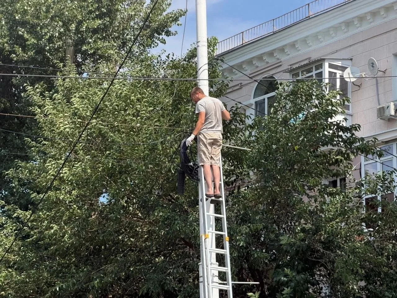 В Новочеркасске продолжаются круглосуточные работы по восстановлению энергоснабжения после последств