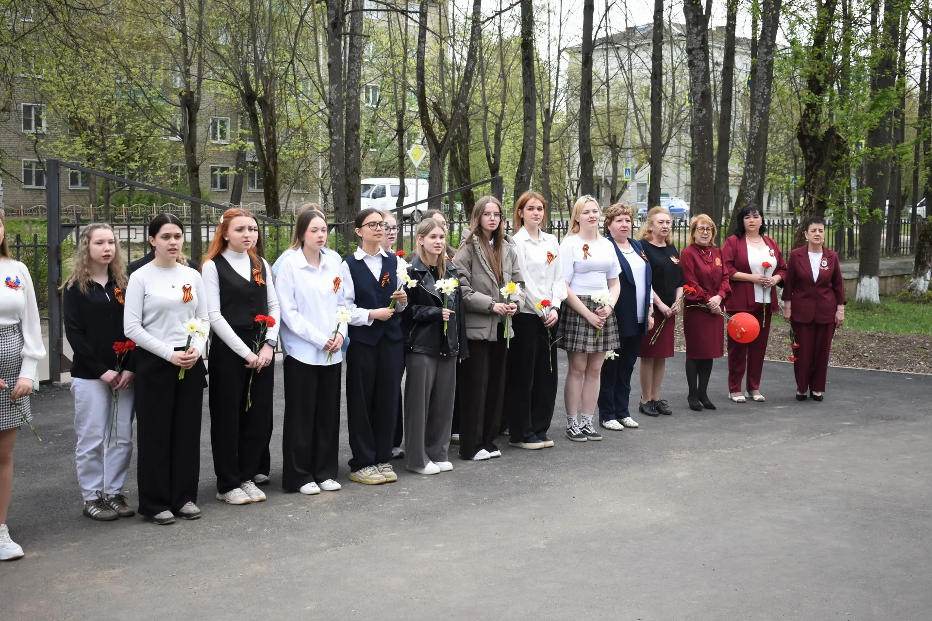 Они сражались за нас... 🙏  7 мая ученики и учителя нашей школы присутствовали на митинге.⚔️🏫  27 мил