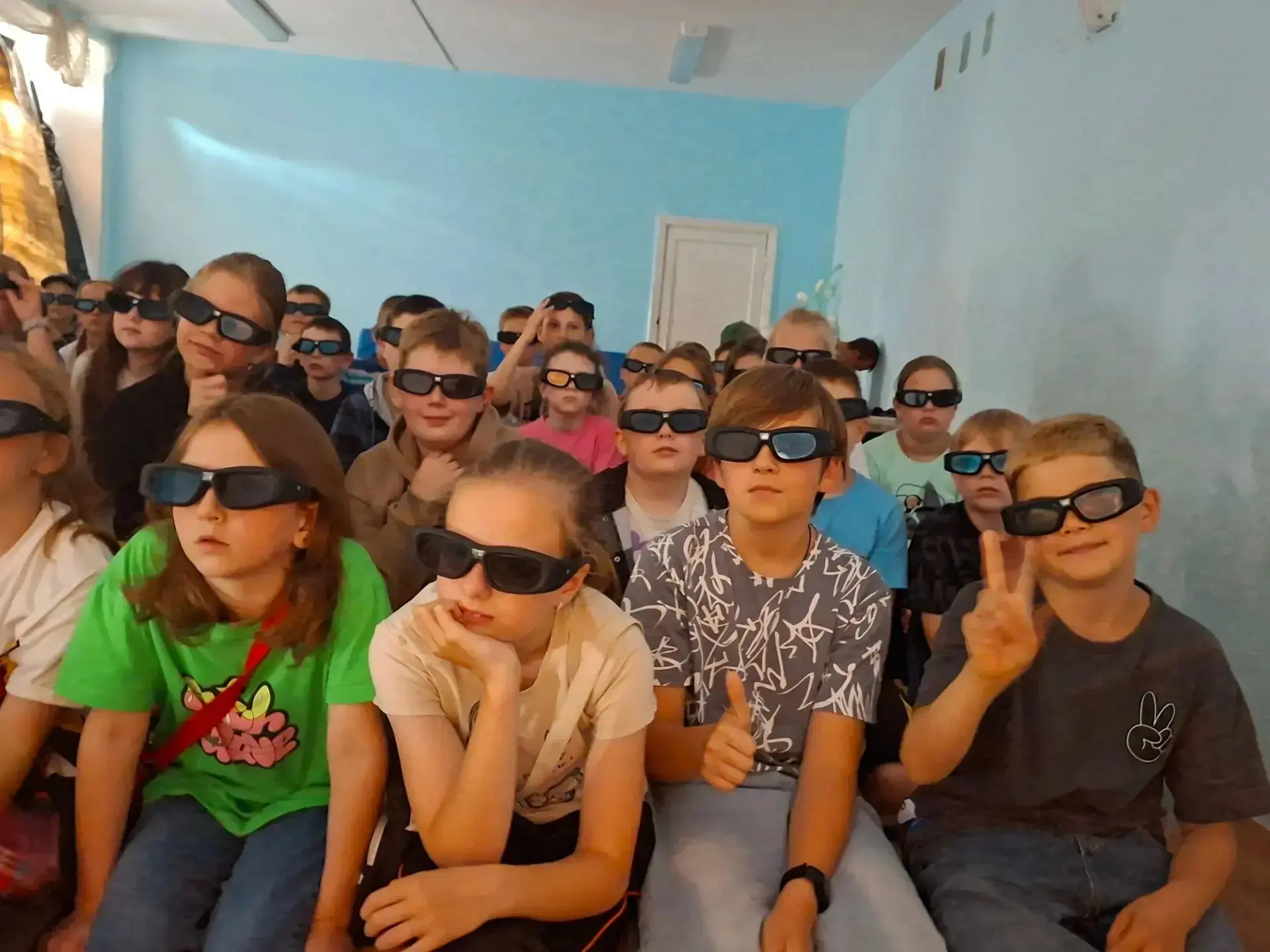 🧒🏻🎬👧🏻 Сегодня школьный лагерь «Дружба» на несколько часов превратился в настоящий кинотеатр!

Д