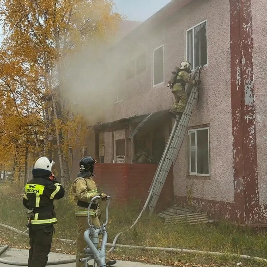😱 Двое подростков подожгли бывший Дом быта в Ноябрьске.