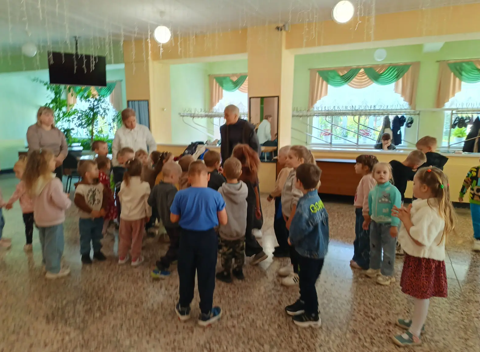 Сегодня воспитанники старшей разновозрастной и подготовительной разновозрастной группы ...