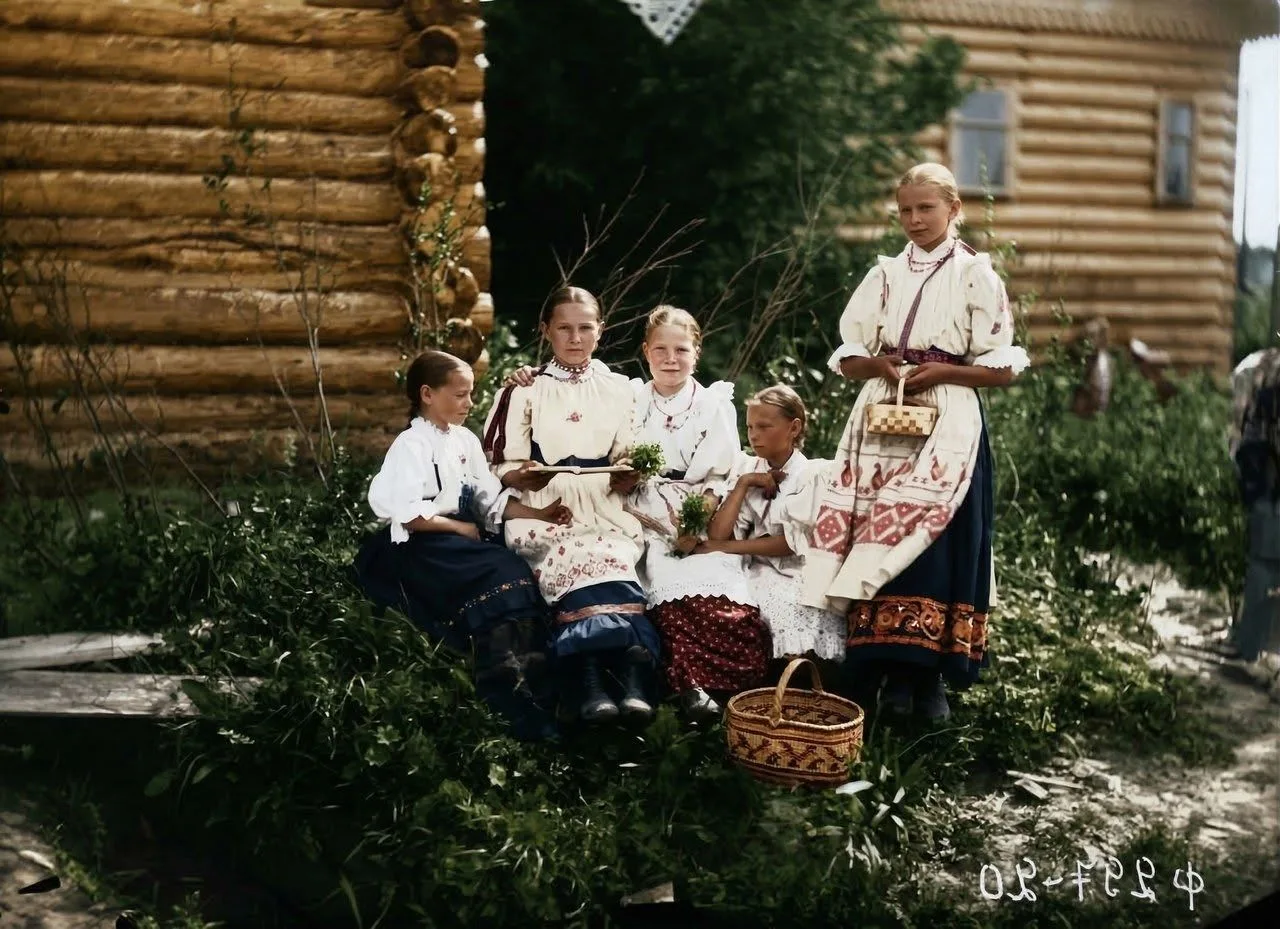 Крестьянские девочки за книгой у погреба. Новгородская губерния, Пельгорская волость. 1...