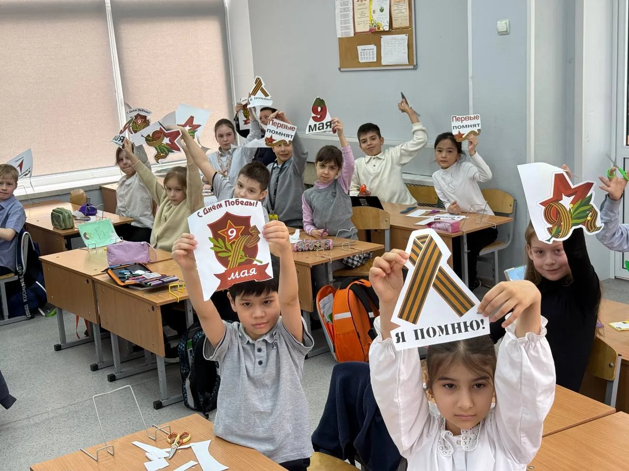 🕊️ «Окна Победы» - память в каждом окне!  В преддверии 9 мая наша школа засияла по-особенному. ✨  Уч
