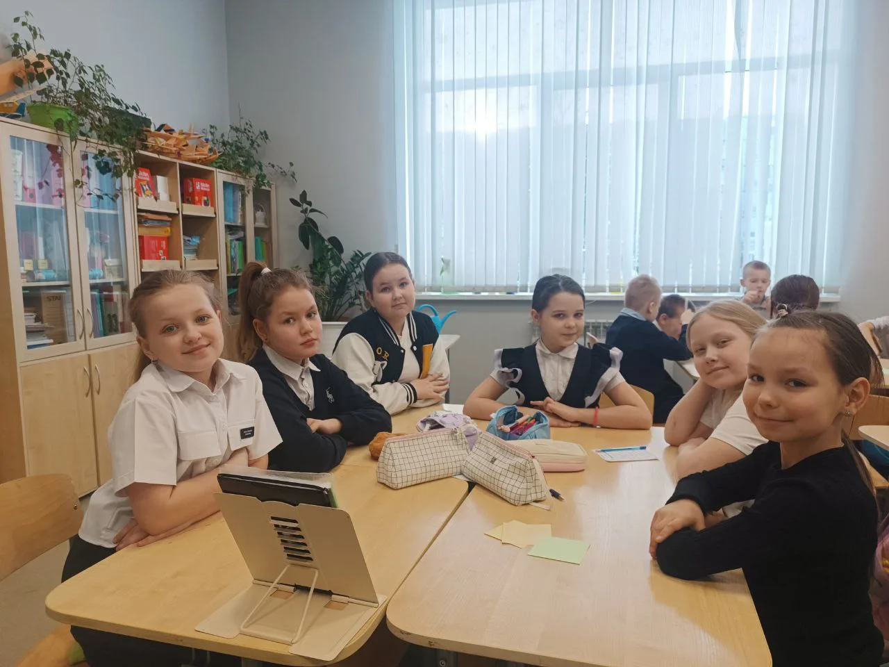 Ребята начальной школы приняли активное участие в увлекательном квизе «Путешествие по Стране Книг» 📚