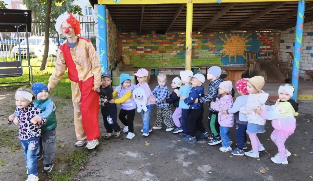 Солнце ещё щедро дарит тепло, но в воздухе уже чувствуется лёгкая прозрачная грусть ухо...