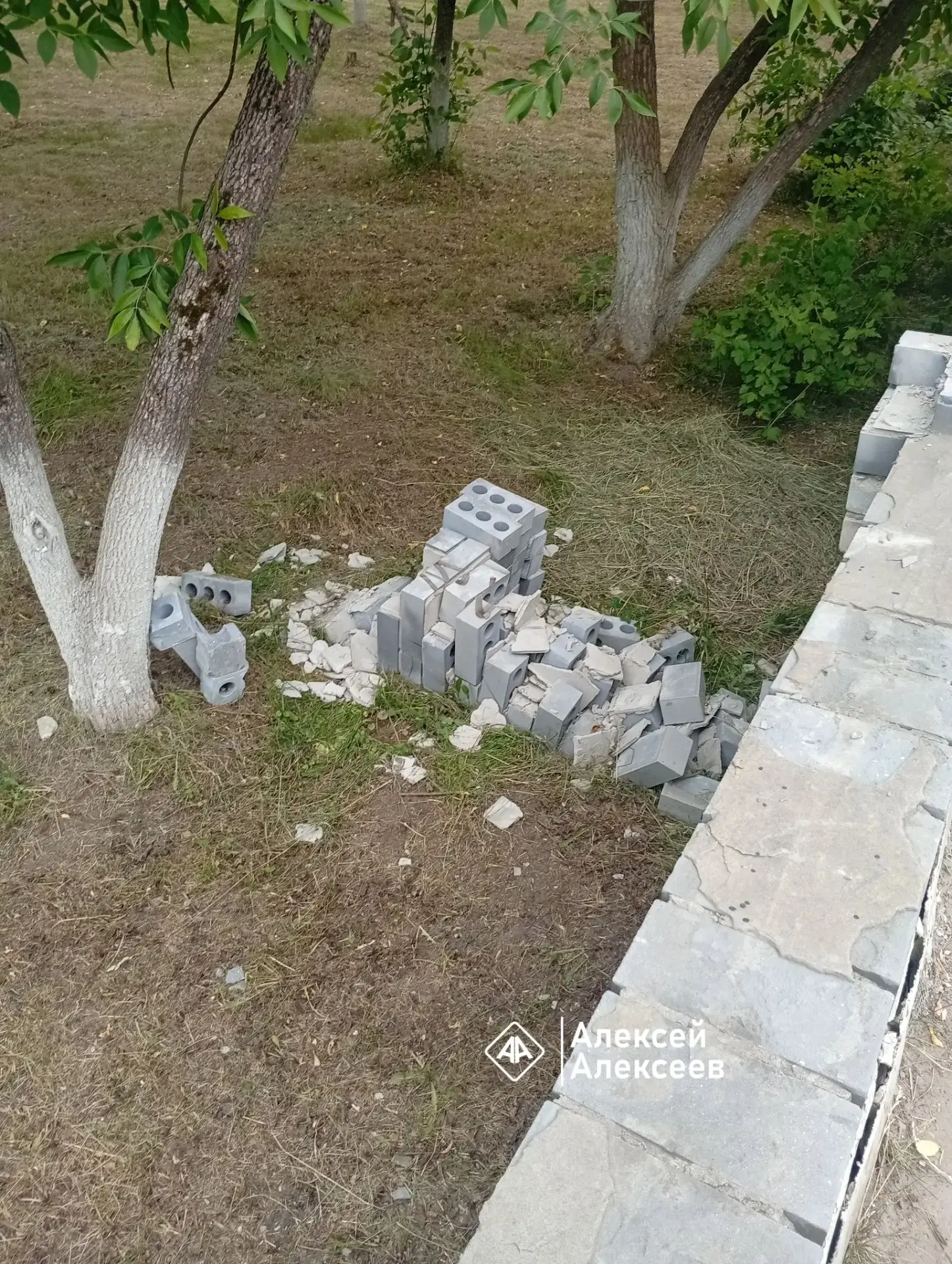 В школе №13 Дзержинска рухнуло два пролёта забора. Там ещё один столб приготовился к падению, но его