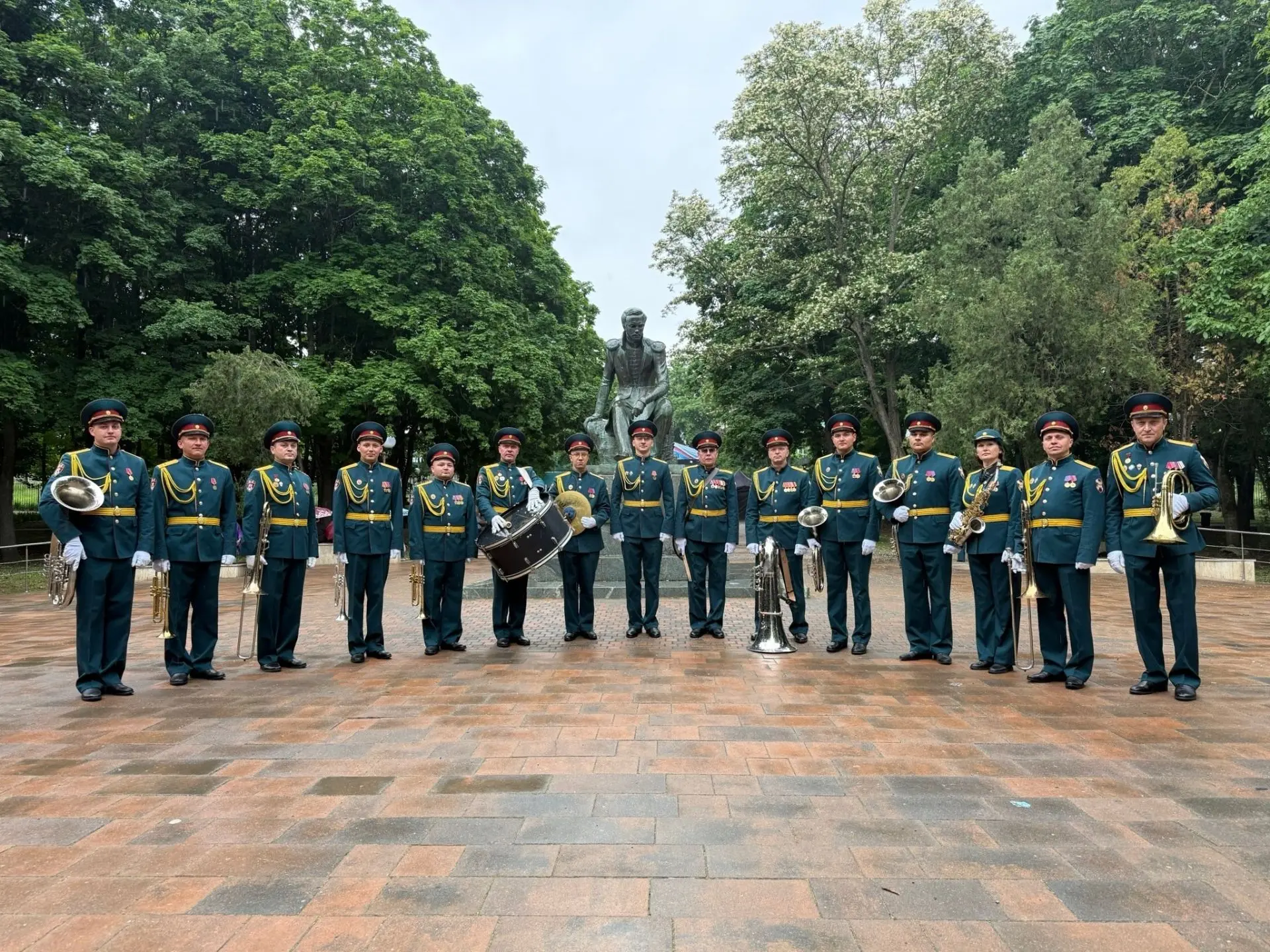 🎶 ГОРДОСТЬ ПРИКАМЬЯ: НАШ ОРКЕСТР — В ЧИСЛЕ ЛУЧШИХ В СТРАНЕ!

Военный оркестр Пермского полка Росгва