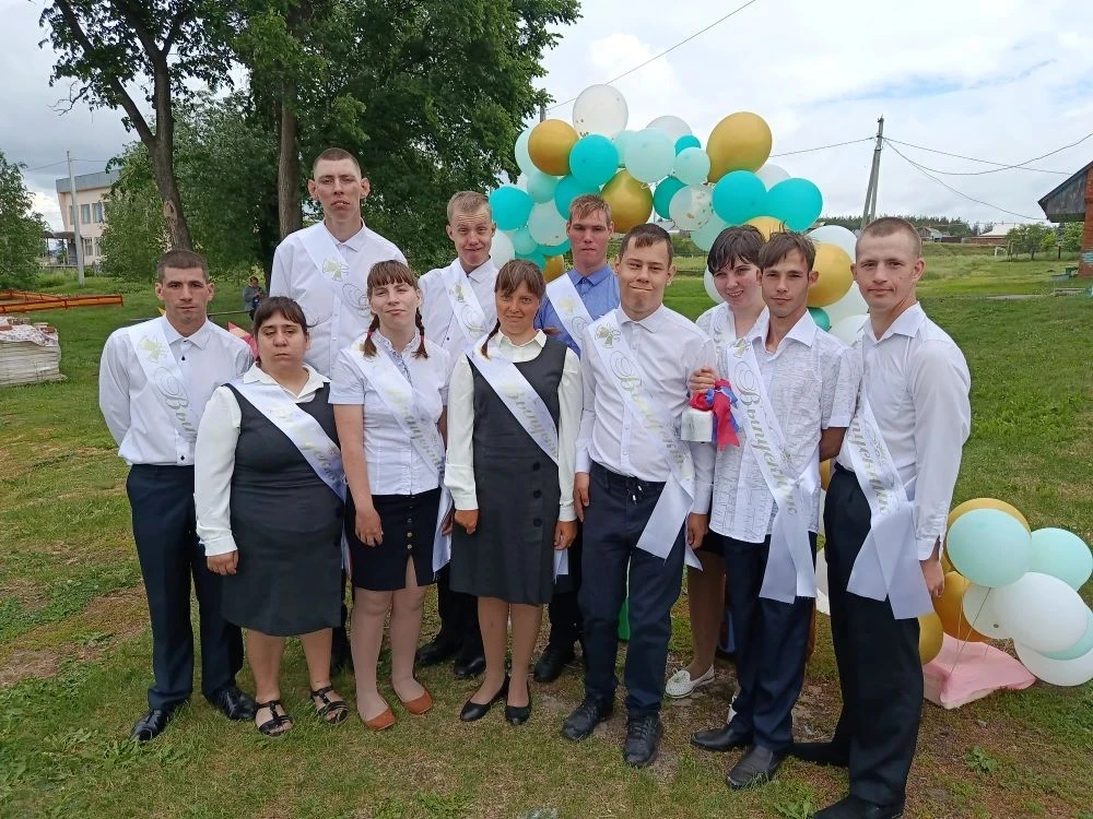 Последний звонок - традиционный школьный праздник, знаменующий собой окончание учёбы. Д...