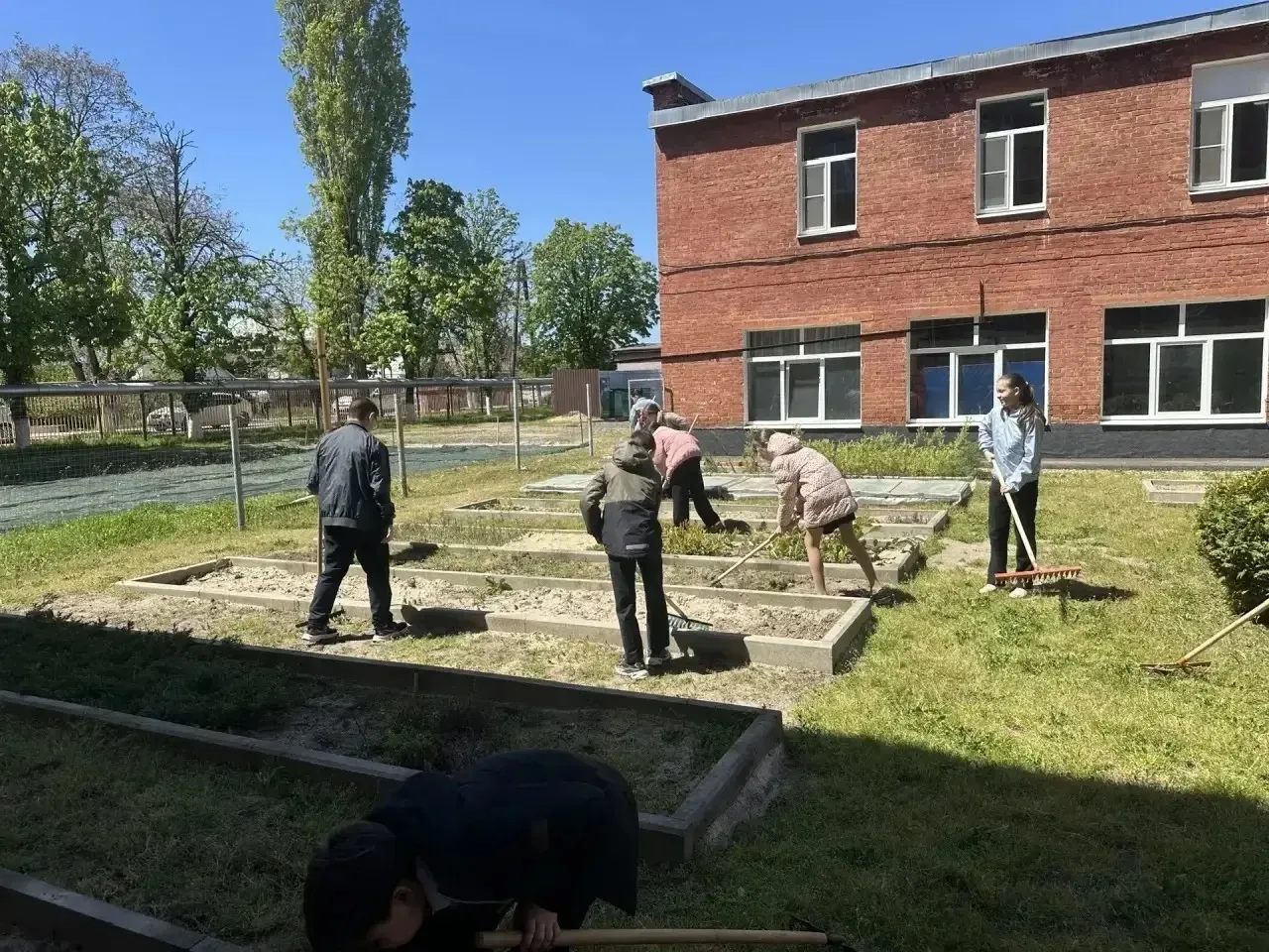 🌱 Сегодня в нашей школе прошёл Всероссийский субботник, посвящённый Первомаю!  Активисты школы дружн