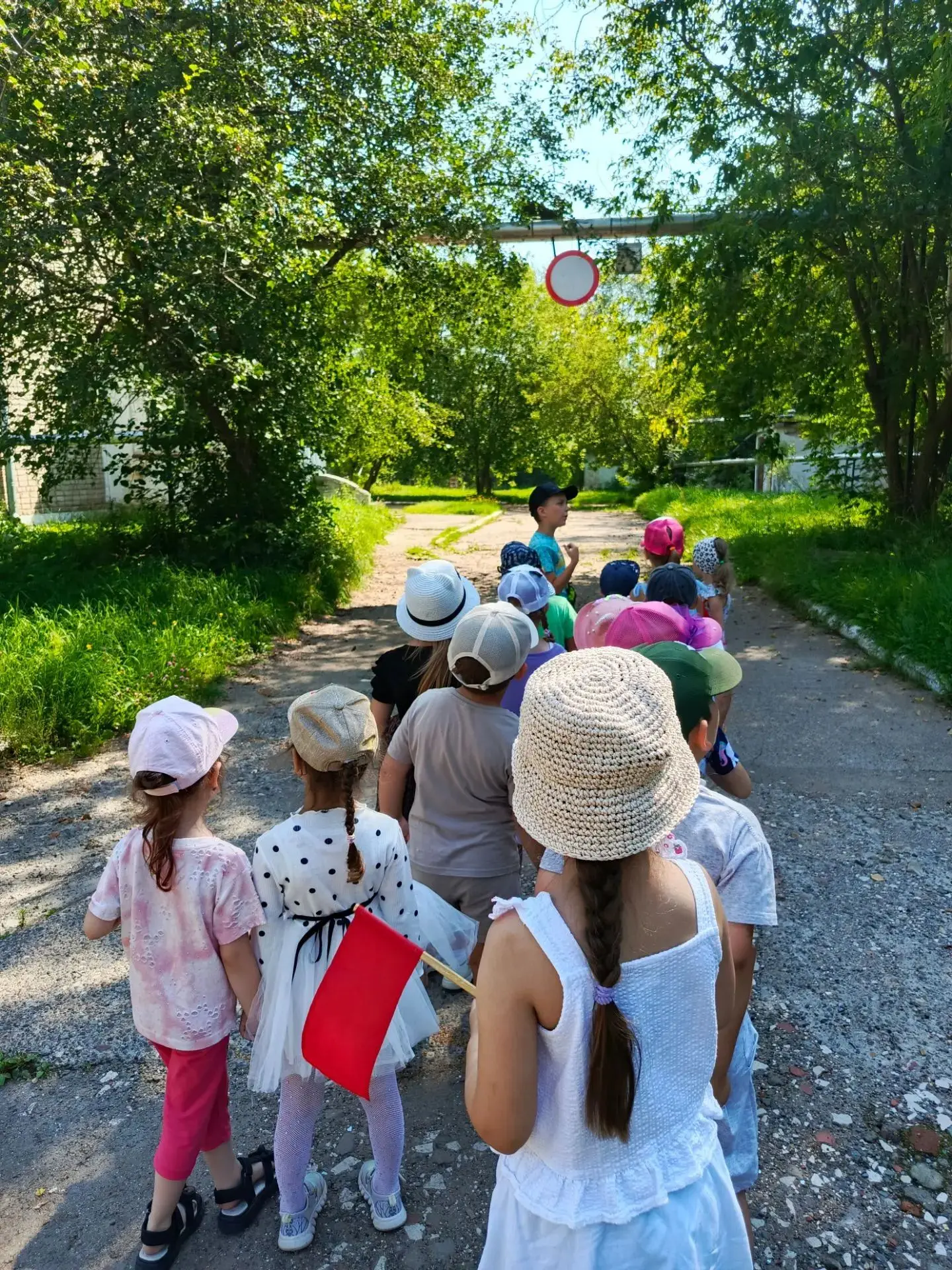 «Безопасная прогулка»
 
Недавно воспитанники средней  группы №10 отправились на необычную и очень по