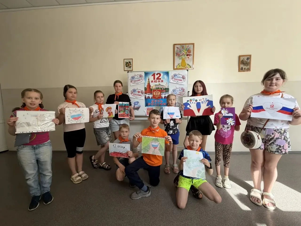 Ребята из пришкольного лагеря «Апельсин» нарисовали рисунки ко Дню России 🇷🇺