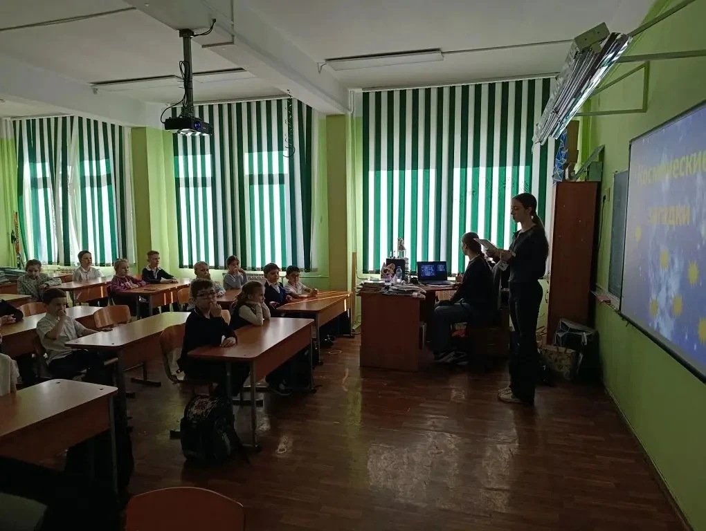 Вчера в корпусе нашей школы на Яхтенной прошли мероприятия, приуроченные к Дню космонавтики. Ученики