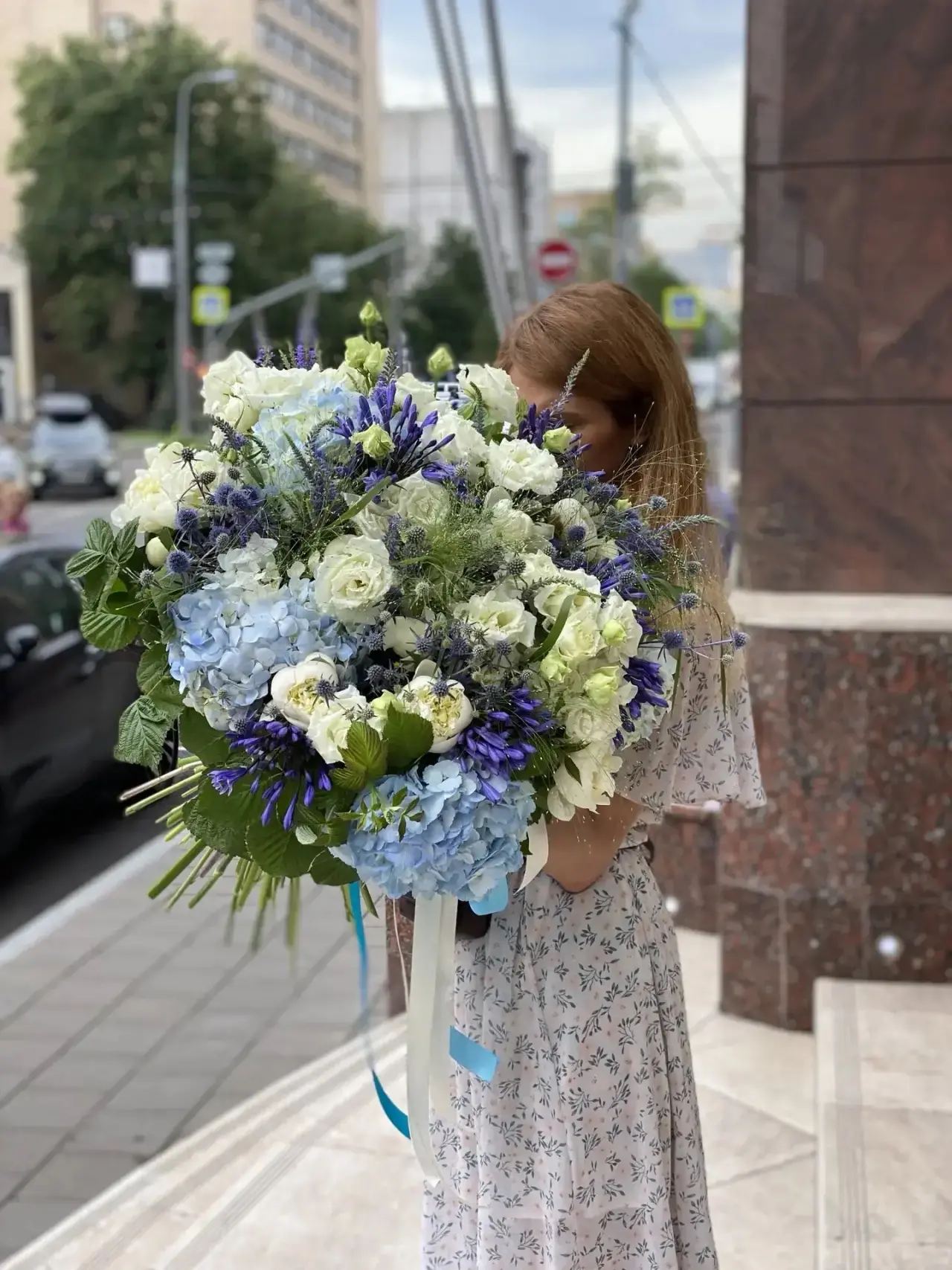 Полевые букеты собраны из сезонных цветов.
