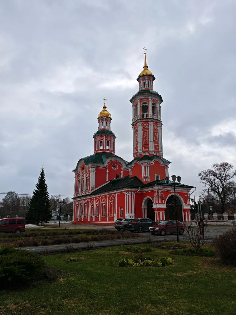 Первая точка маршрута выездного совещания  - Троицкая церковь, Макарье. Здесь паломники отдыхают, на