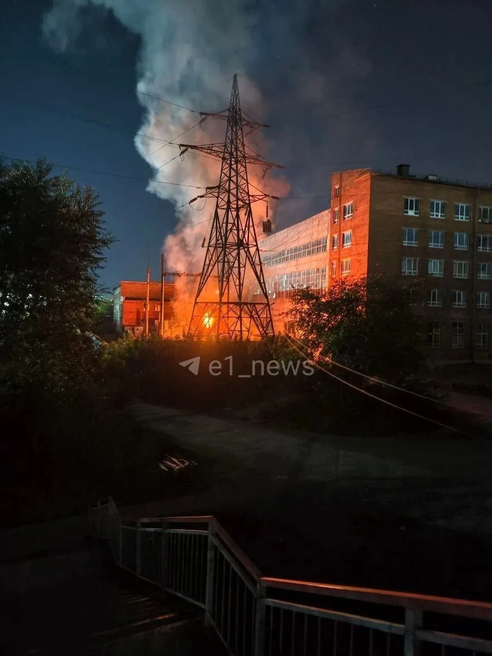На Шефской загорелся трансформатор, сообщает МЧС.