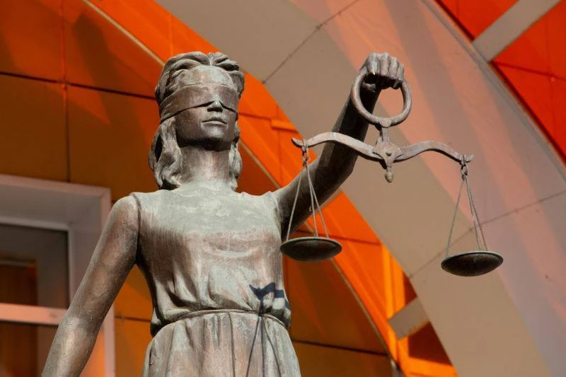 ⚖️ В Поворино ребёнку выплатят 130 тысяч рублей после падения с оборвавшихся качелей.