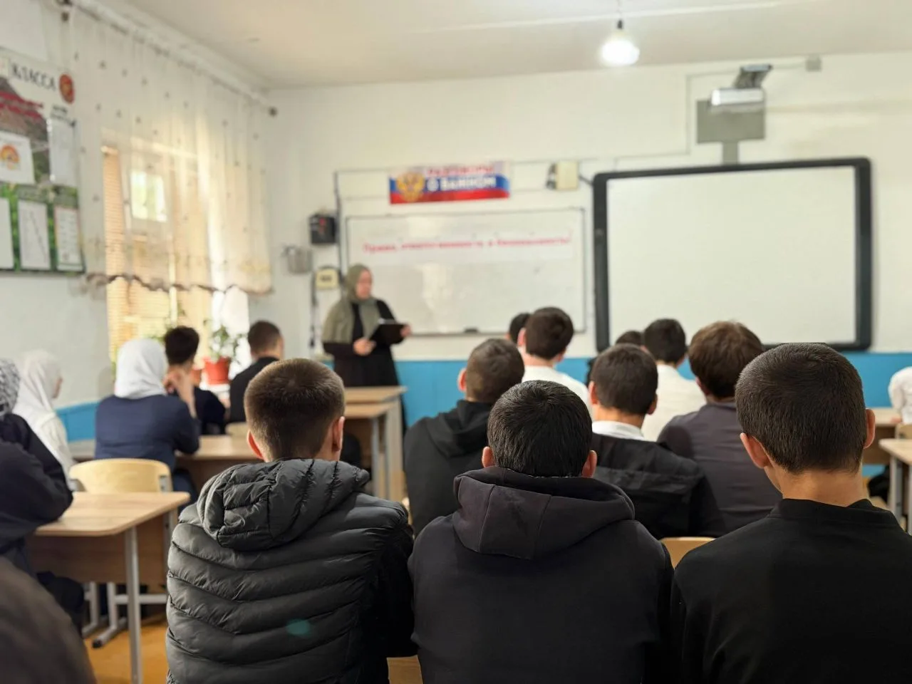🎓 В 9–11-х классах был проведён классный час на тему: «Право, ответственность и безопа...