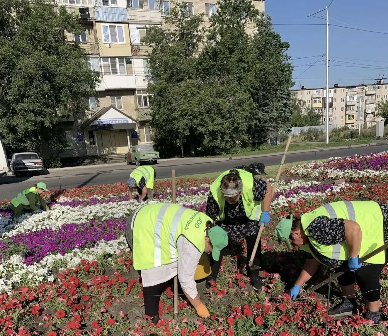 Продолжается прополка цветника по ул. Октябрьской (объект круг «Ветерок»)🌺 и косьба тр...