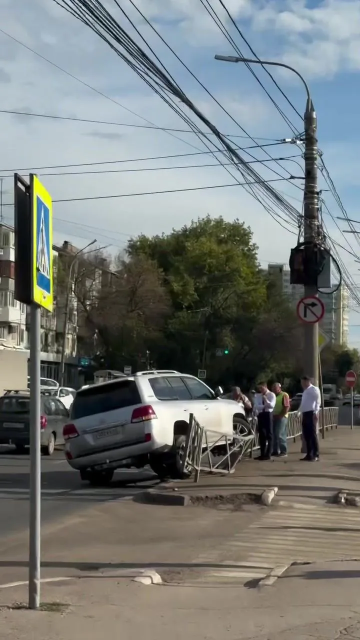 Возле "Тойота Центра" на улице Авроры автомобиль Toyota Land Cruiser въехал в ограждение.
